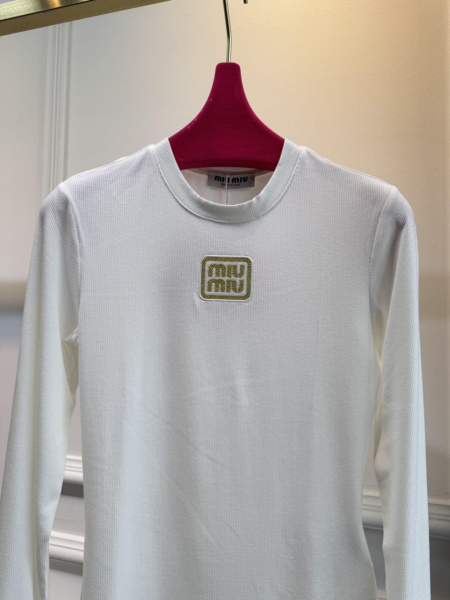 独家首发 人手必备miu金线标新款精致圆领打底衫🤍非常好穿好搭配的单品 舒适度极高 定制面料亲肤透气回弹