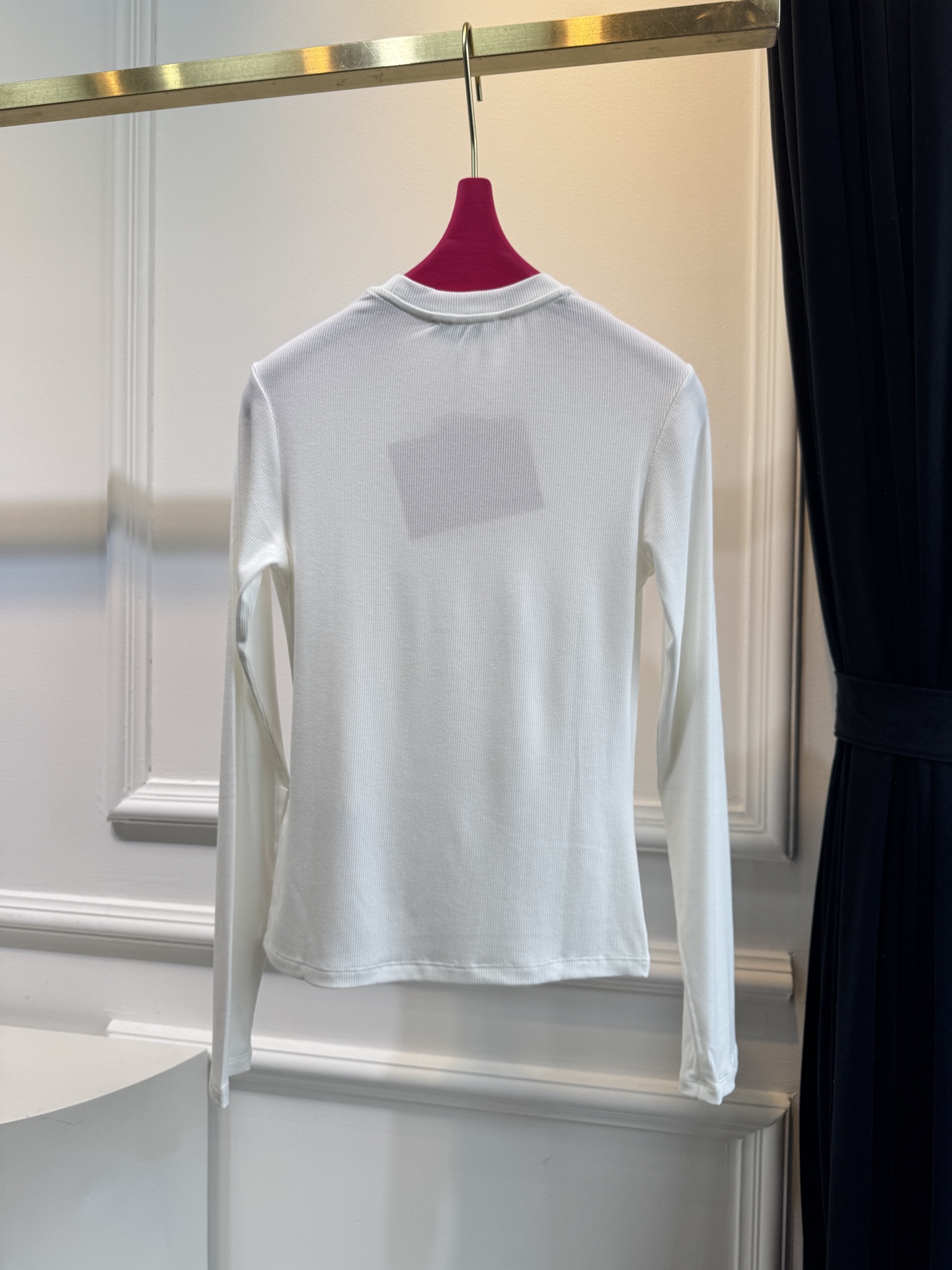 独家首发 人手必备miu金线标新款精致圆领打底衫🤍非常好穿好搭配的单品 舒适度极高 定制面料亲肤透气回弹