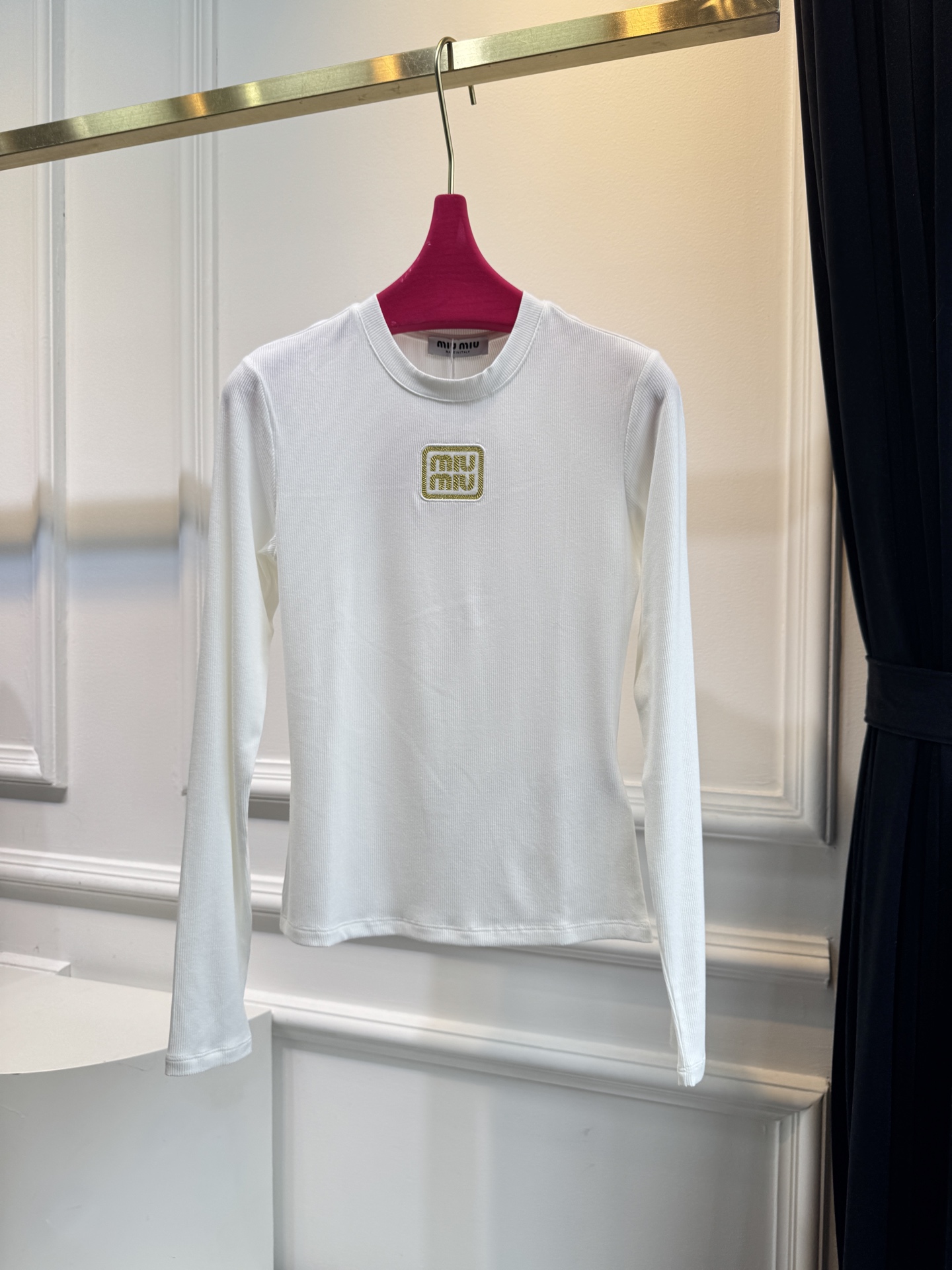 独家首发 人手必备miu金线标新款精致圆领打底衫🤍非常好穿好搭配的单品 舒适度极高 定制面料亲肤透气回弹