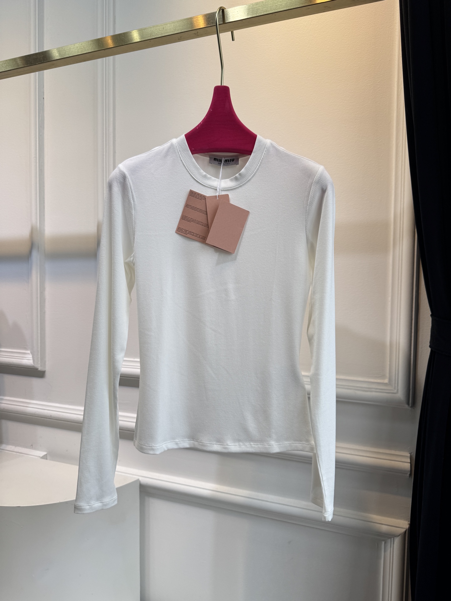 独家首发 人手必备miu金线标新款精致圆领打底衫🤍非常好穿好搭配的单品 舒适度极高 定制面料亲肤透气回弹