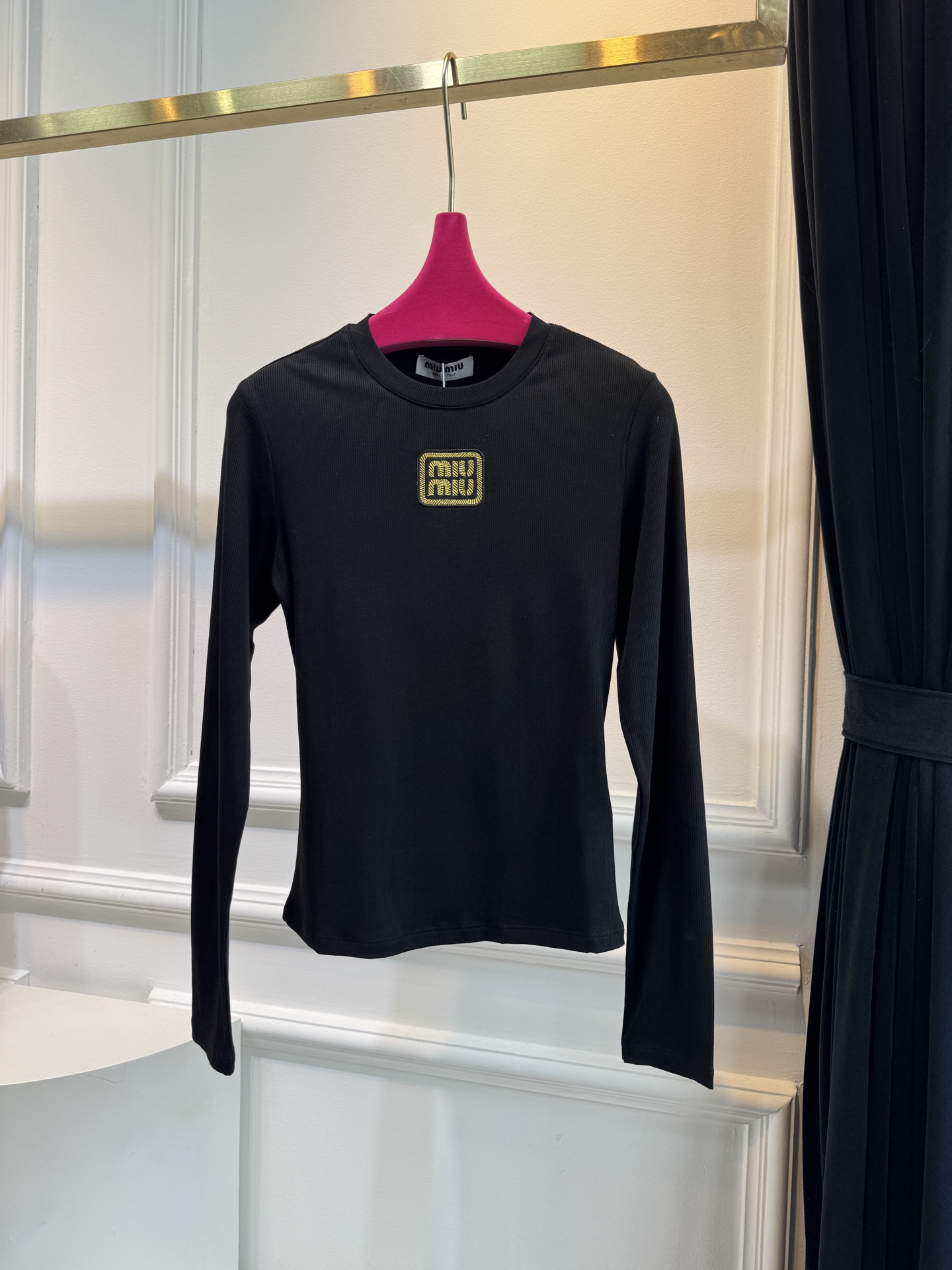 独家首发 人手必备miu金线标新款精致圆领打底衫🤍非常好穿好搭配的单品 舒适度极高 定制面料亲肤透气回弹