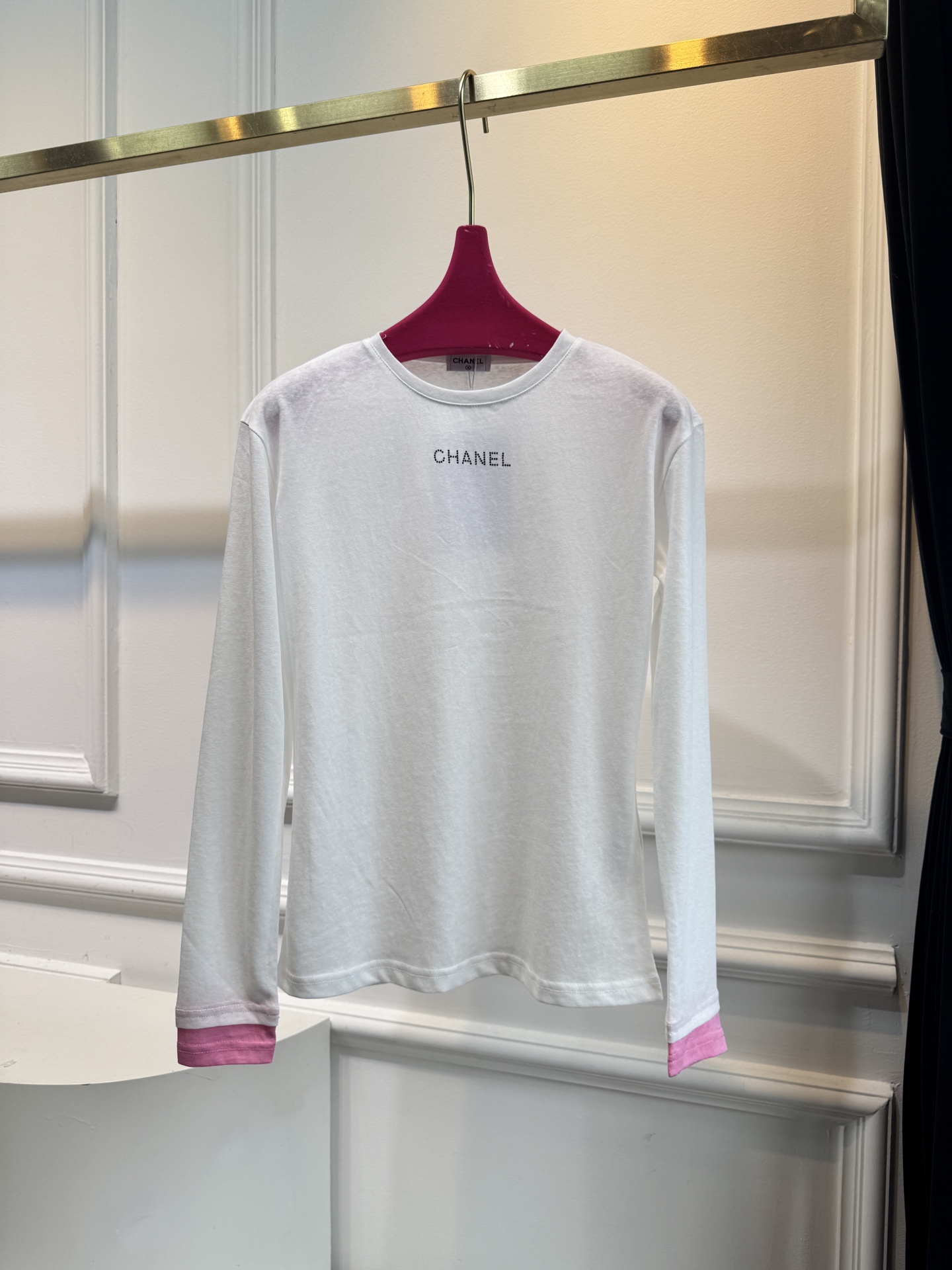 独家首发 chan*新款烫钻袖口撞色粉色棉质打底长袖
t恤上衣，简约时髦洋气，小众别致气质修身显瘦，氛围