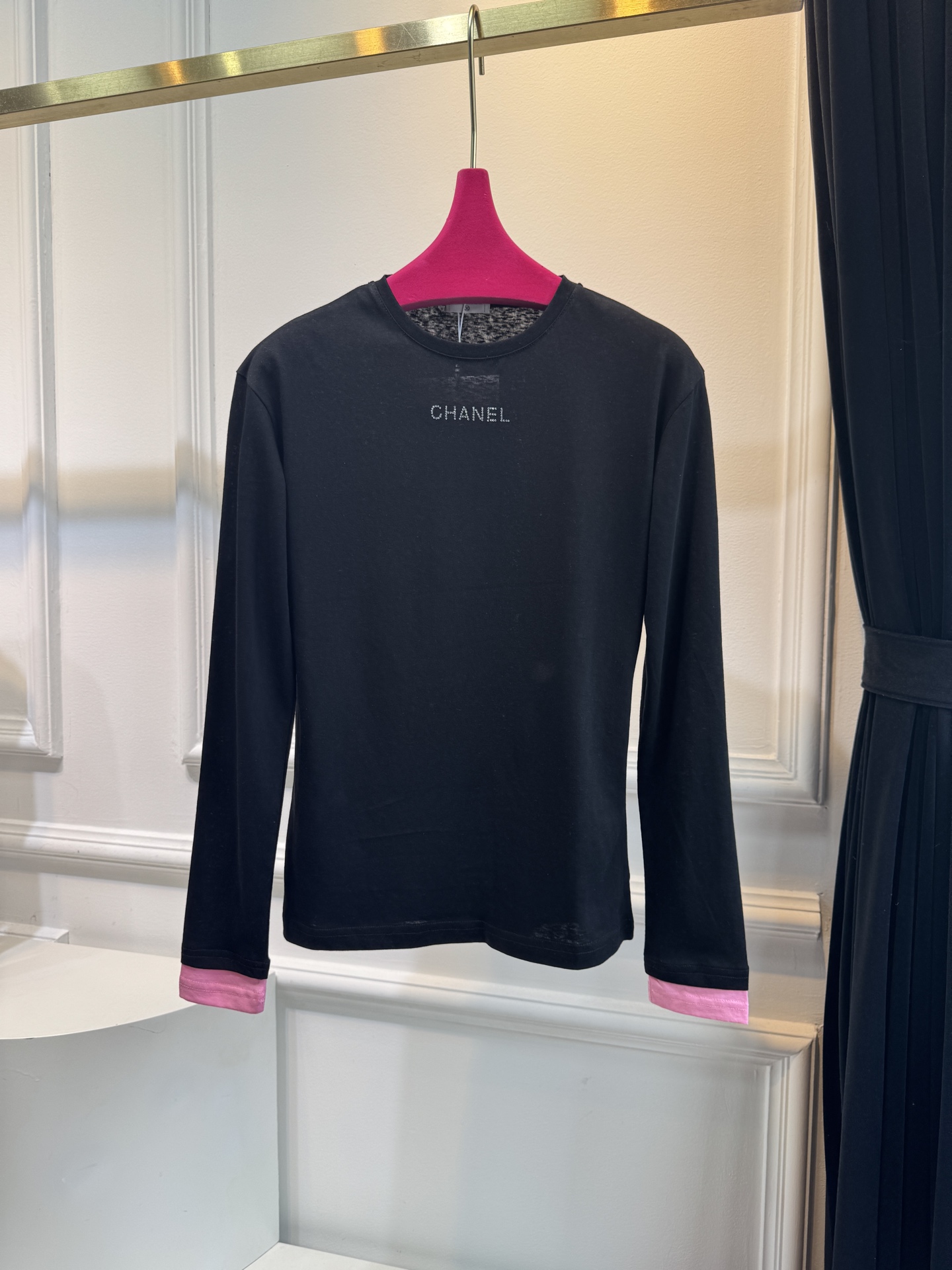 独家首发 chan*新款烫钻袖口撞色粉色棉质打底长袖
t恤上衣，简约时髦洋气，小众别致气质修身显瘦，氛围