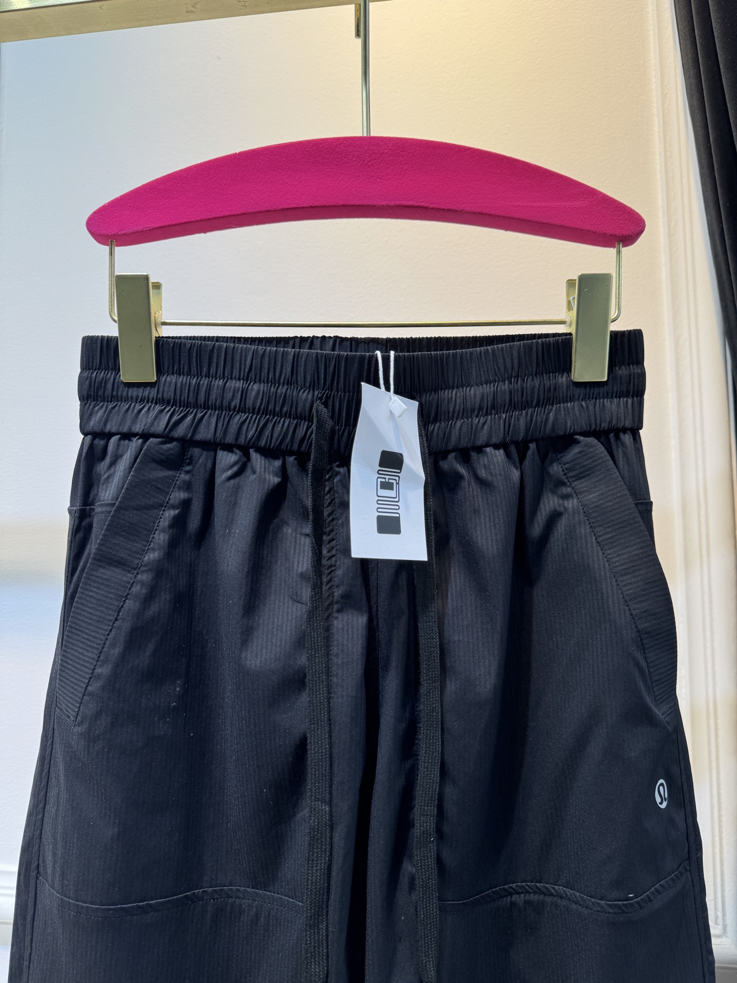 lululemon 工装裤
健身、训练、放松，让这款运动裤舒适陪伴；简约舒适，遇汗水不易黏贴

经典的条