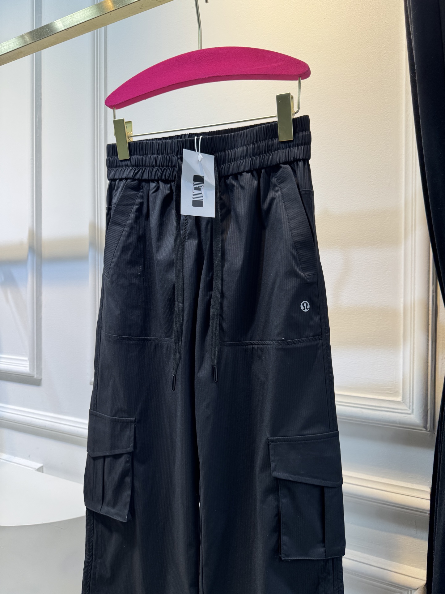 lululemon 工装裤
健身、训练、放松，让这款运动裤舒适陪伴；简约舒适，遇汗水不易黏贴

经典的条