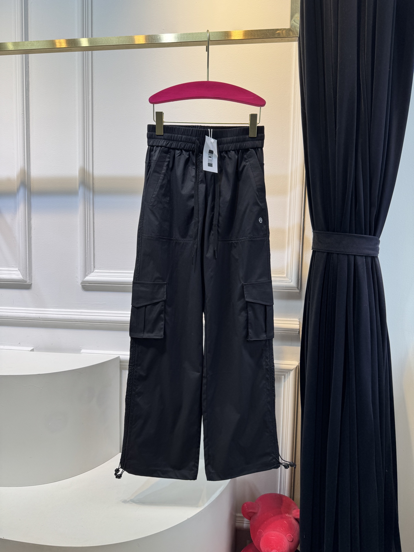 lululemon 工装裤
健身、训练、放松，让这款运动裤舒适陪伴；简约舒适，遇汗水不易黏贴

经典的条