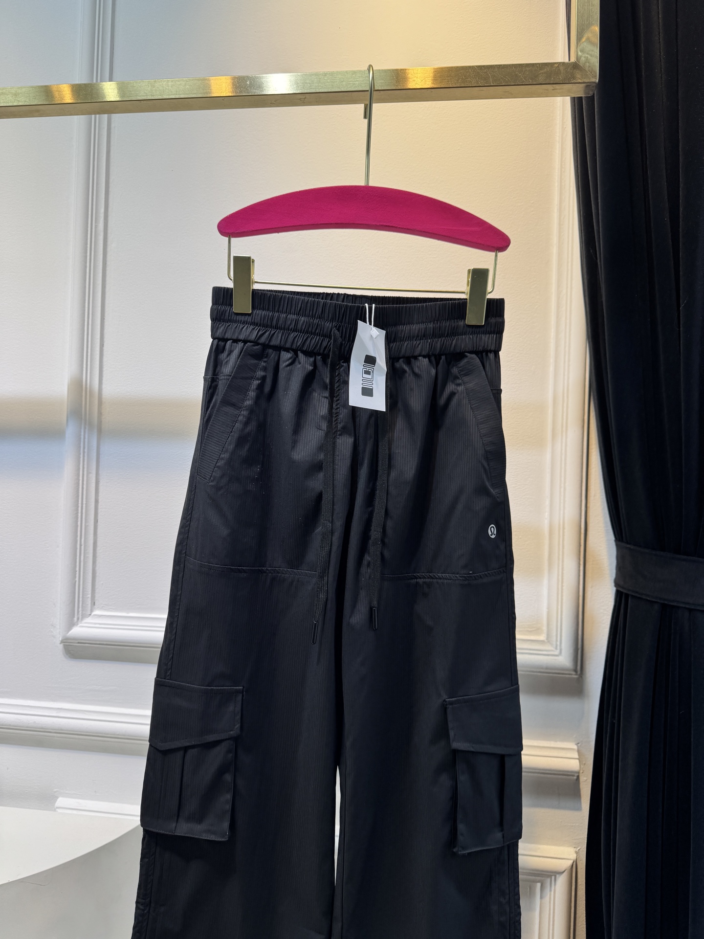 lululemon 工装裤
健身、训练、放松，让这款运动裤舒适陪伴；简约舒适，遇汗水不易黏贴

经典的条