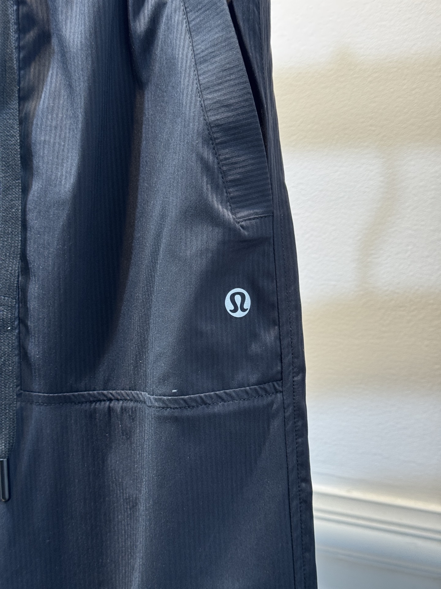 lululemon 工装裤
健身、训练、放松，让这款运动裤舒适陪伴；简约舒适，遇汗水不易黏贴

经典的条