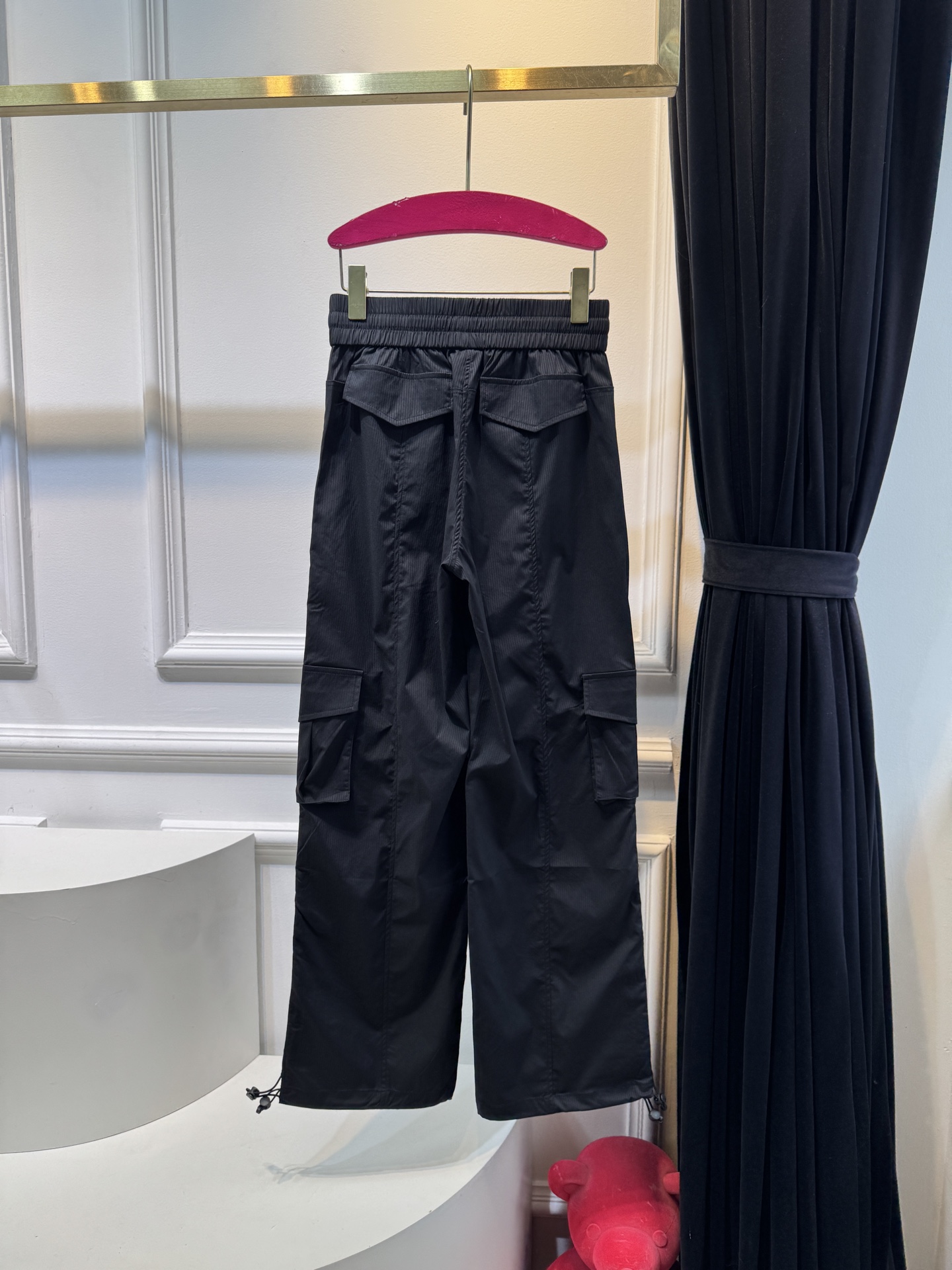 lululemon 工装裤
健身、训练、放松，让这款运动裤舒适陪伴；简约舒适，遇汗水不易黏贴

经典的条