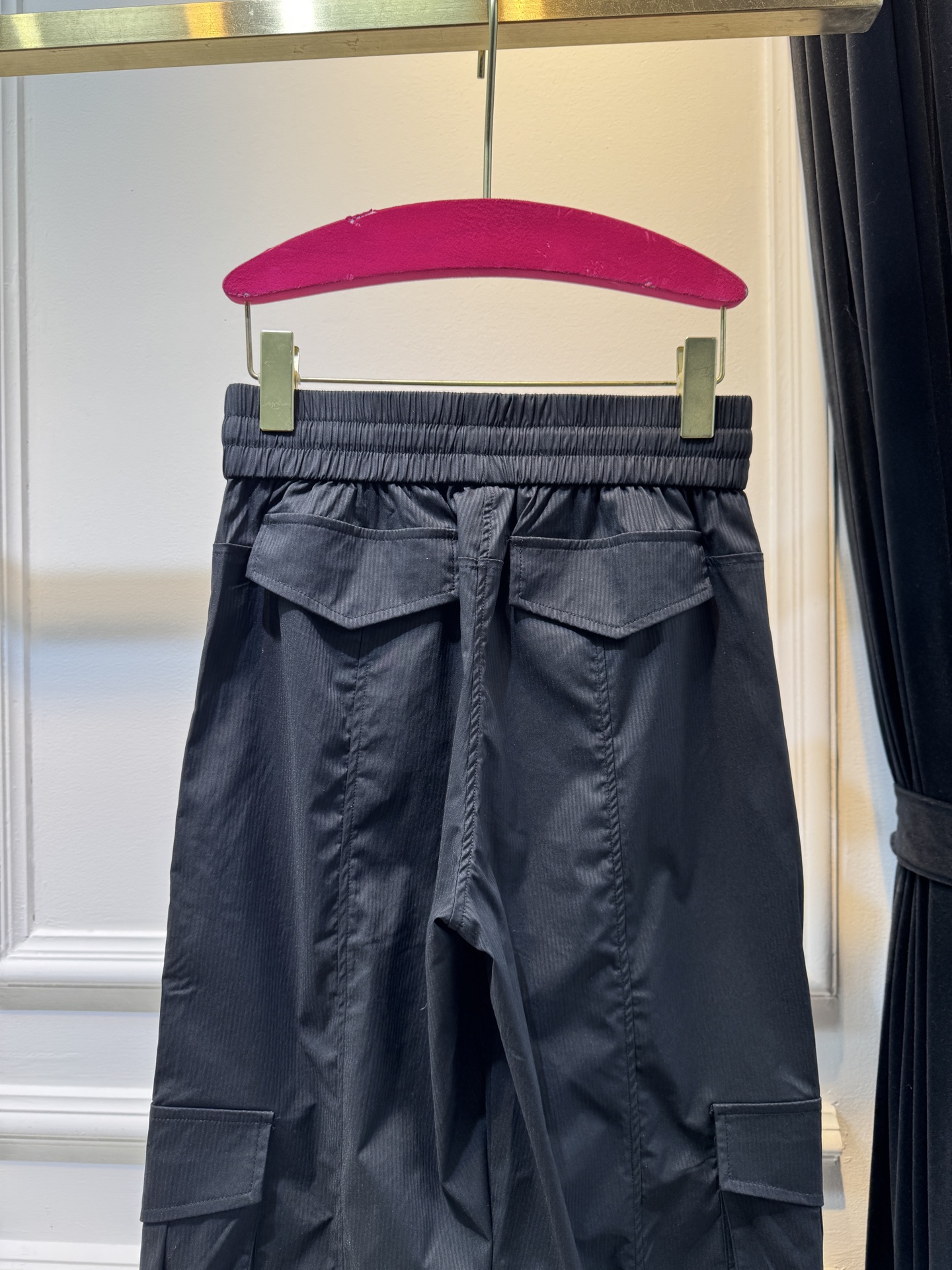 lululemon 工装裤
健身、训练、放松，让这款运动裤舒适陪伴；简约舒适，遇汗水不易黏贴

经典的条