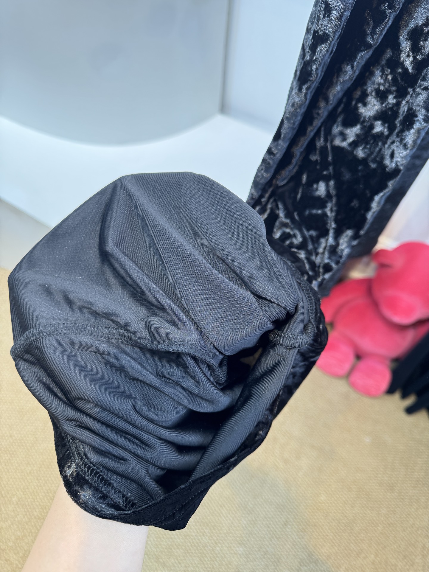 BLCG兰博基尼刺绣丝绒裤
慵懒气质的丝绒阔腿裤
融合了丝绒材质的分量感和高级感
丝绒在自然光线下会散发