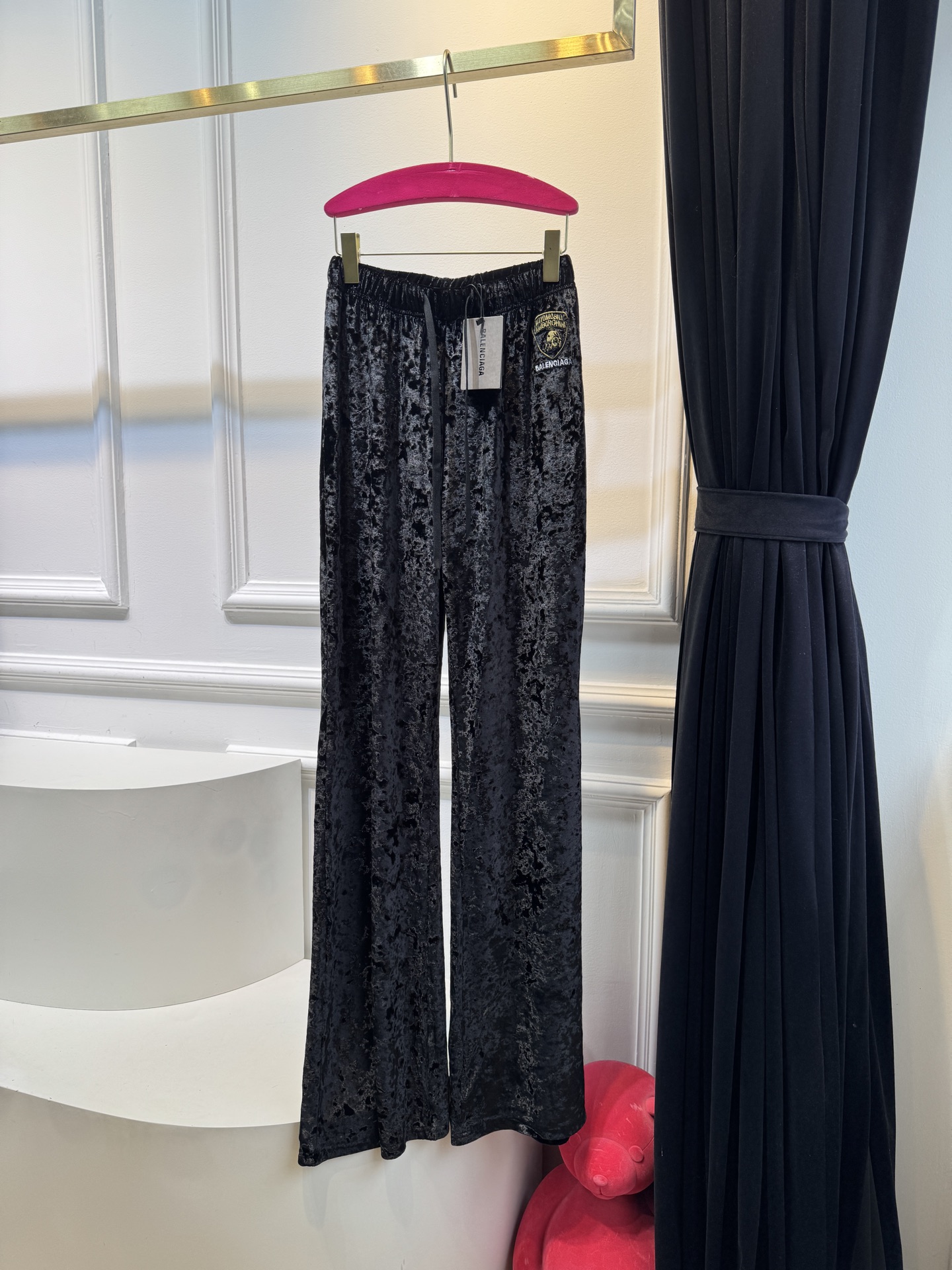 BLCG兰博基尼刺绣丝绒裤
慵懒气质的丝绒阔腿裤
融合了丝绒材质的分量感和高级感
丝绒在自然光线下会散发