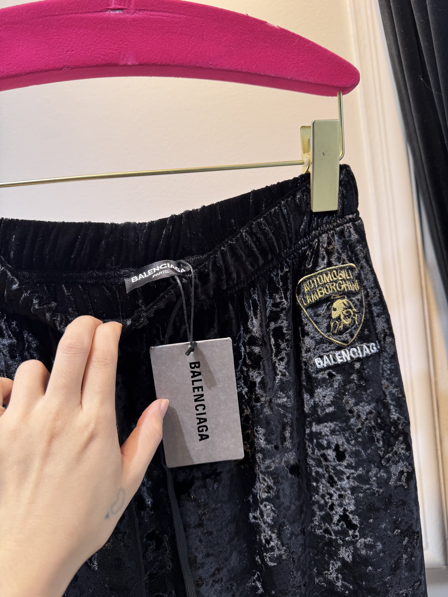 BLCG兰博基尼刺绣丝绒裤
慵懒气质的丝绒阔腿裤
融合了丝绒材质的分量感和高级感
丝绒在自然光线下会散发