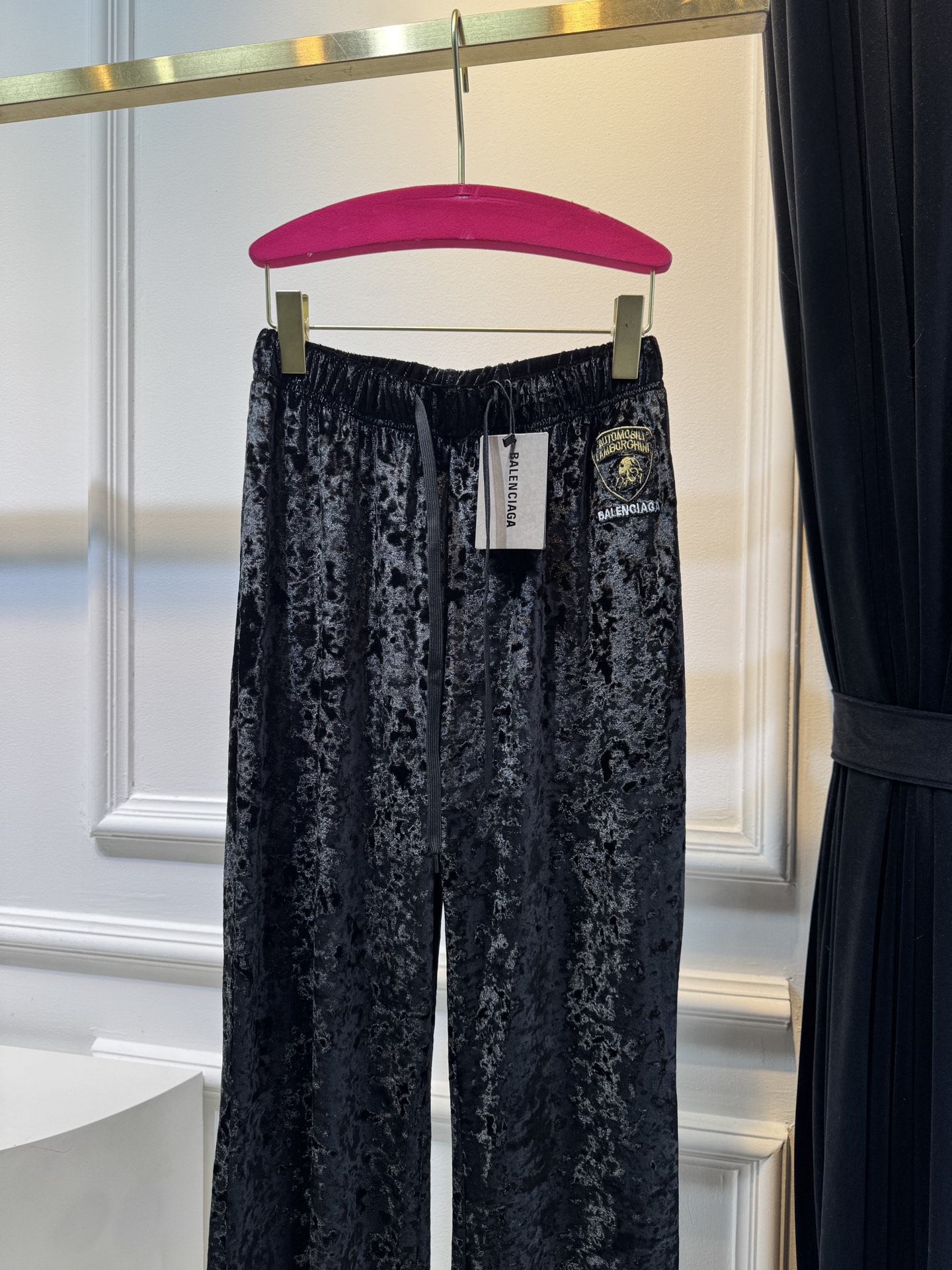 BLCG兰博基尼刺绣丝绒裤
慵懒气质的丝绒阔腿裤
融合了丝绒材质的分量感和高级感
丝绒在自然光线下会散发