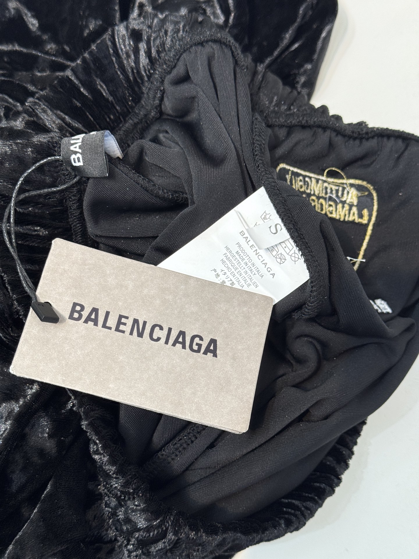 BLCG兰博基尼刺绣丝绒裤
慵懒气质的丝绒阔腿裤
融合了丝绒材质的分量感和高级感
丝绒在自然光线下会散发