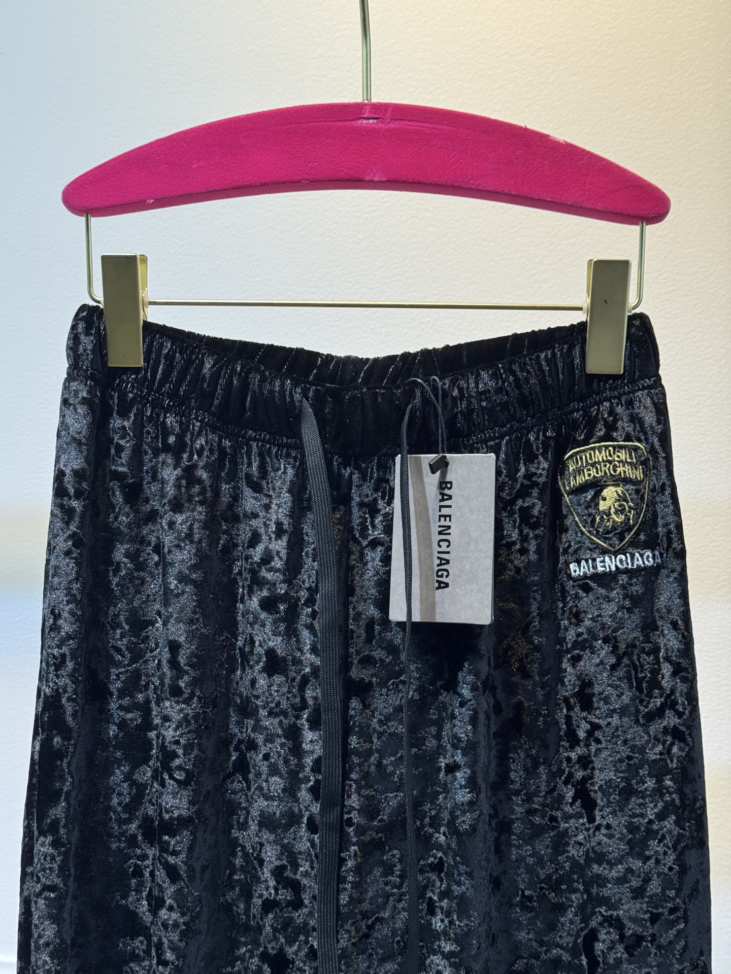 BLCG兰博基尼刺绣丝绒裤
慵懒气质的丝绒阔腿裤
融合了丝绒材质的分量感和高级感
丝绒在自然光线下会散发