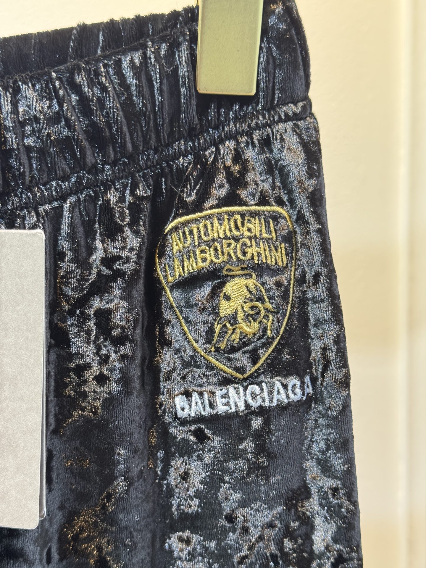 BLCG兰博基尼刺绣丝绒裤
慵懒气质的丝绒阔腿裤
融合了丝绒材质的分量感和高级感
丝绒在自然光线下会散发