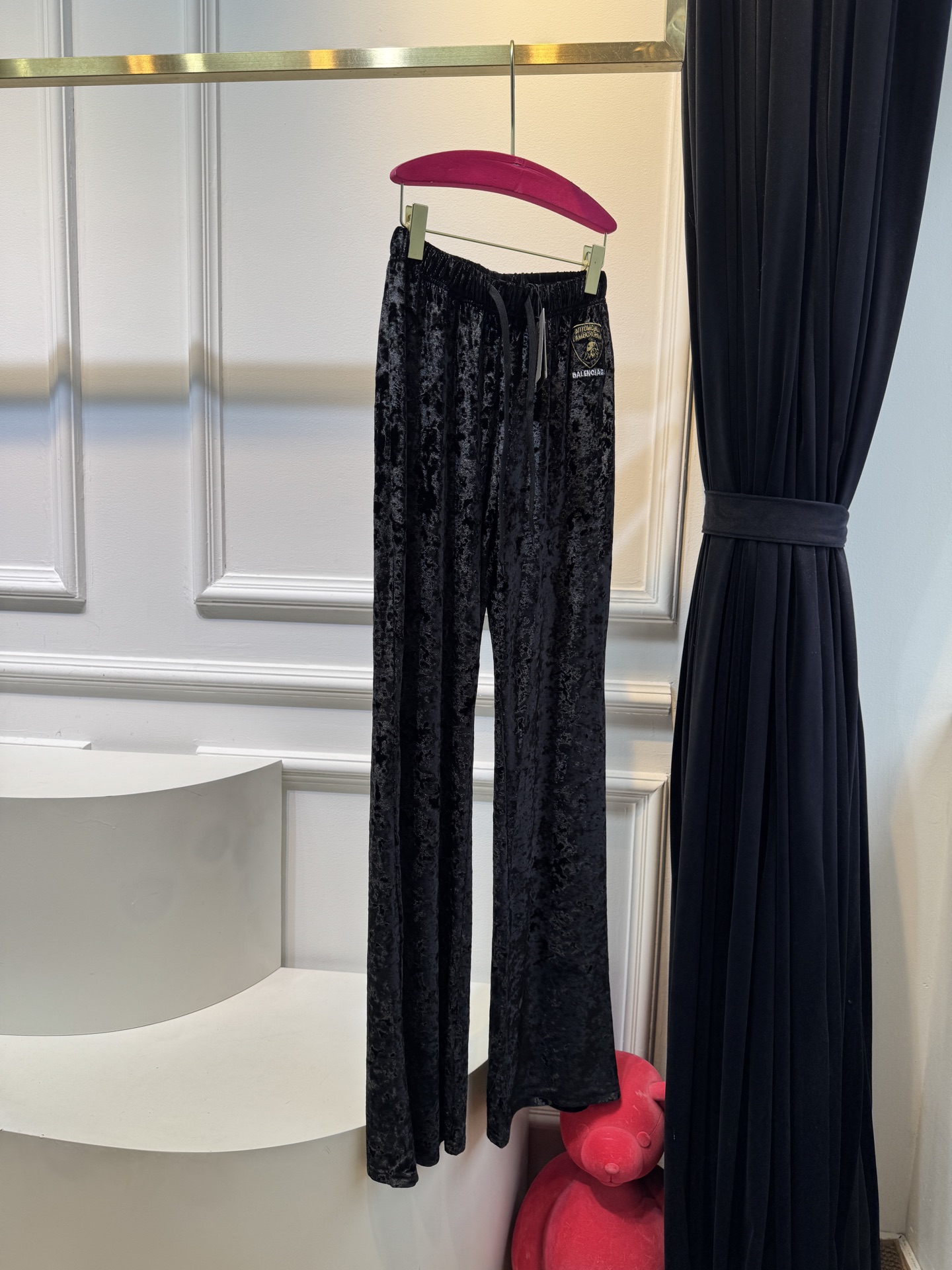 BLCG兰博基尼刺绣丝绒裤
慵懒气质的丝绒阔腿裤
融合了丝绒材质的分量感和高级感
丝绒在自然光线下会散发