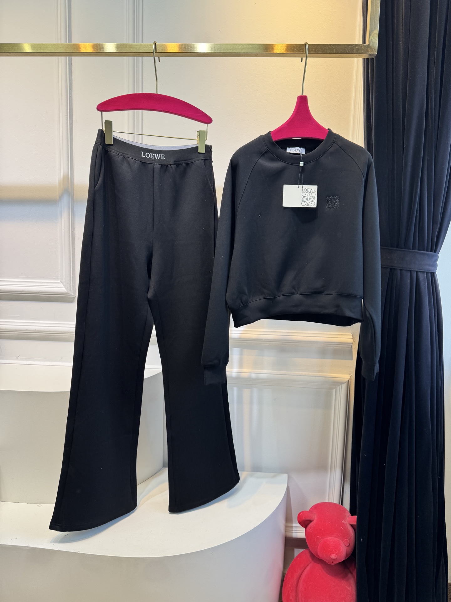  loe太空棉套装 时髦好穿度爆棚 高级定制专属太空棉面料 轻薄舒适的棉+聚脂纤维面料 太能营造春夏的氛