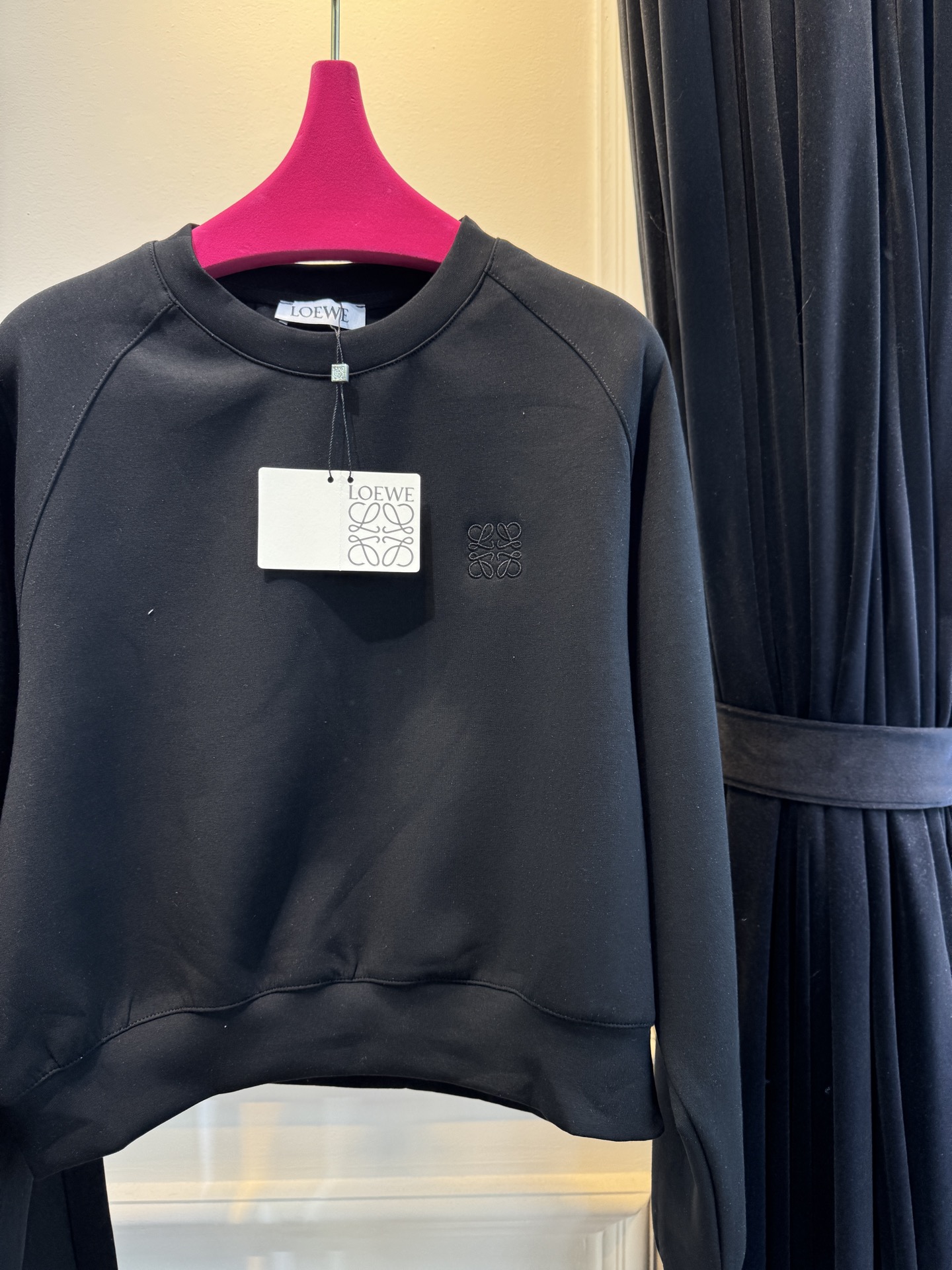  loe太空棉套装 时髦好穿度爆棚 高级定制专属太空棉面料 轻薄舒适的棉+聚脂纤维面料 太能营造春夏的氛