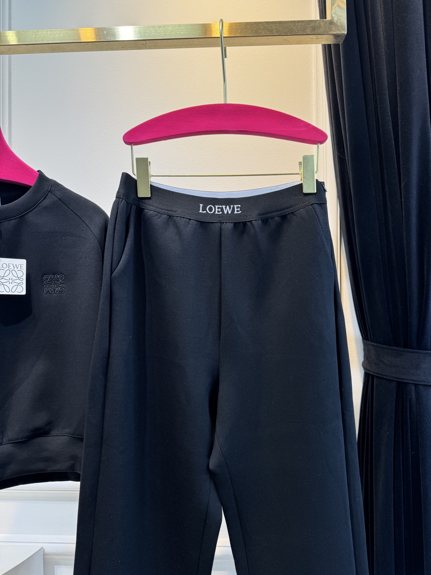  loe太空棉套装 时髦好穿度爆棚 高级定制专属太空棉面料 轻薄舒适的棉+聚脂纤维面料 太能营造春夏的氛