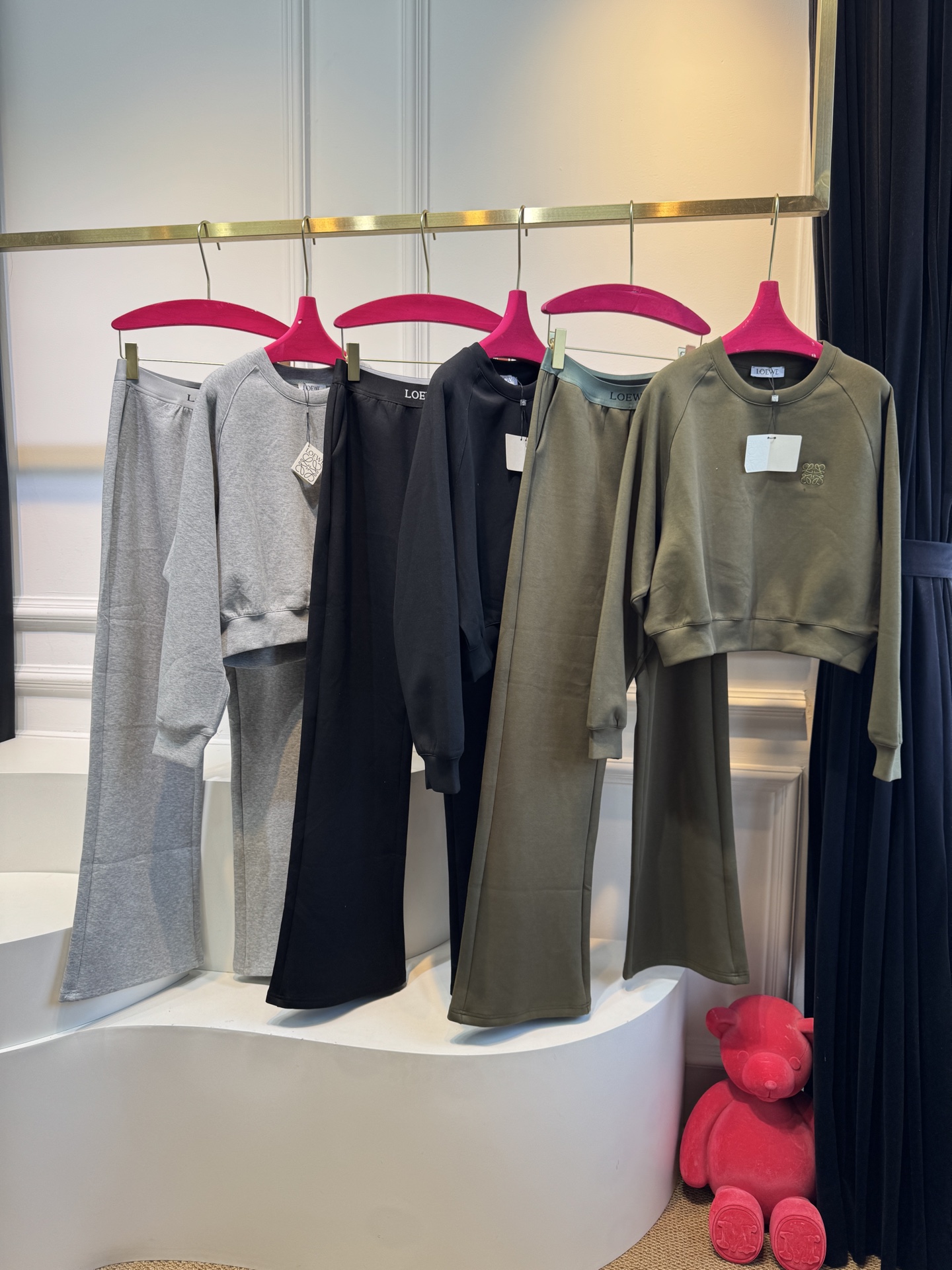  loe太空棉套装 时髦好穿度爆棚 高级定制专属太空棉面料 轻薄舒适的棉+聚脂纤维面料 太能营造春夏的氛