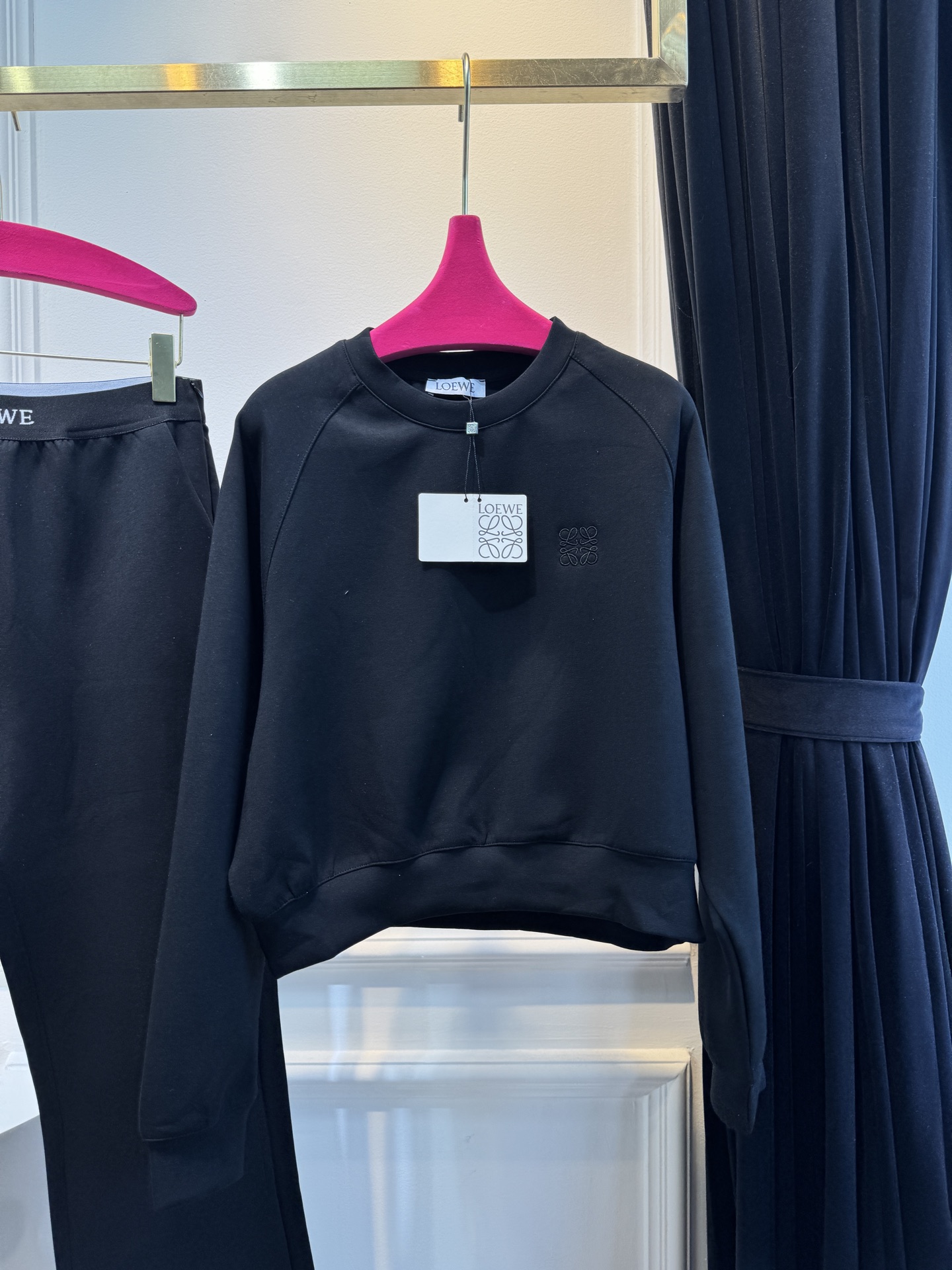  loe太空棉套装 时髦好穿度爆棚 高级定制专属太空棉面料 轻薄舒适的棉+聚脂纤维面料 太能营造春夏的氛