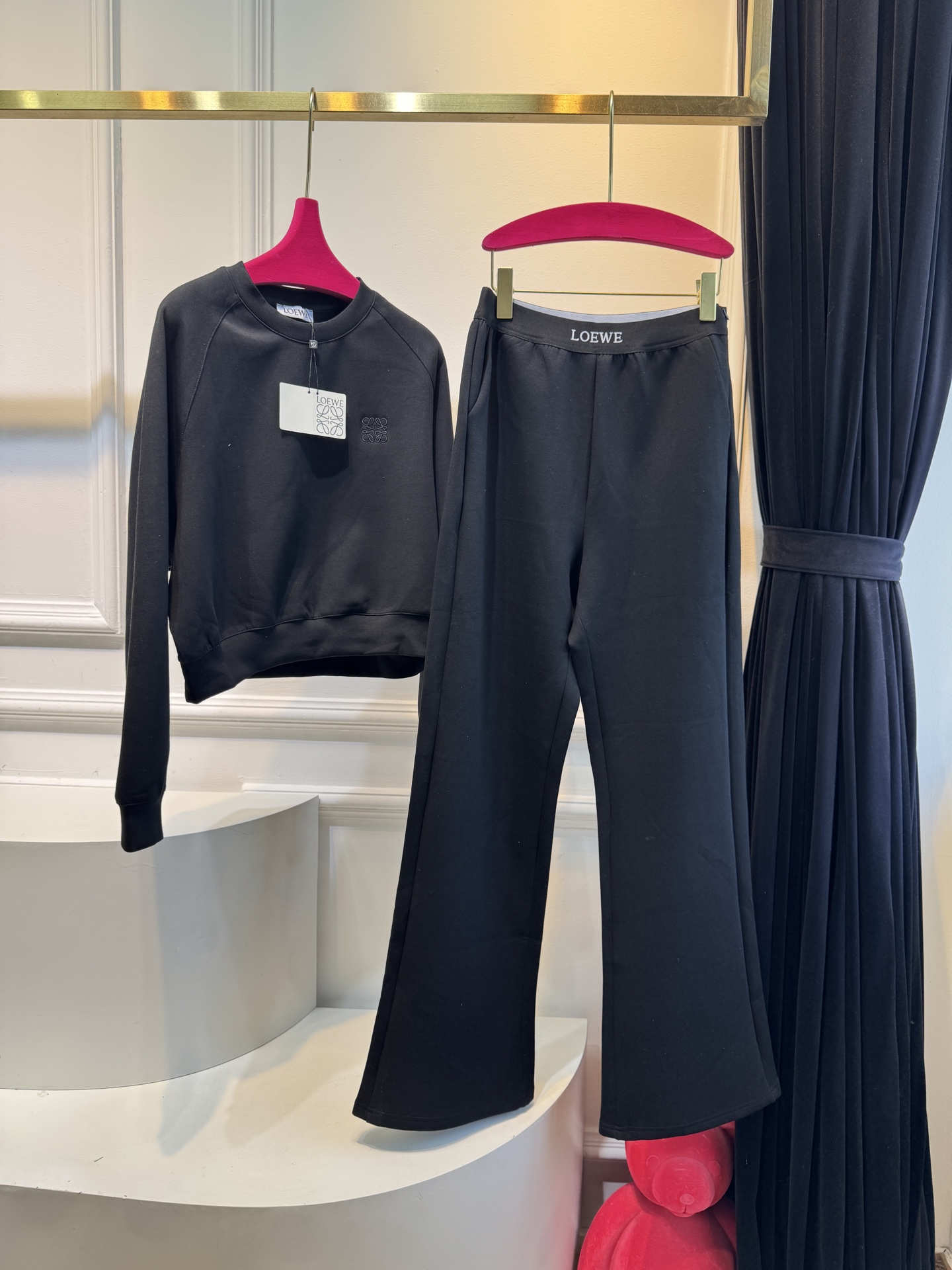  loe太空棉套装 时髦好穿度爆棚 高级定制专属太空棉面料 轻薄舒适的棉+聚脂纤维面料 太能营造春夏的氛