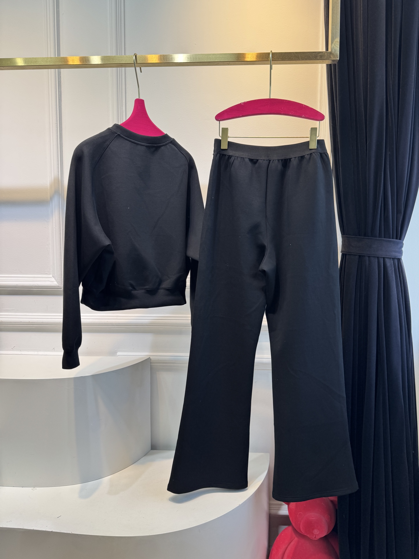  loe太空棉套装 时髦好穿度爆棚 高级定制专属太空棉面料 轻薄舒适的棉+聚脂纤维面料 太能营造春夏的氛