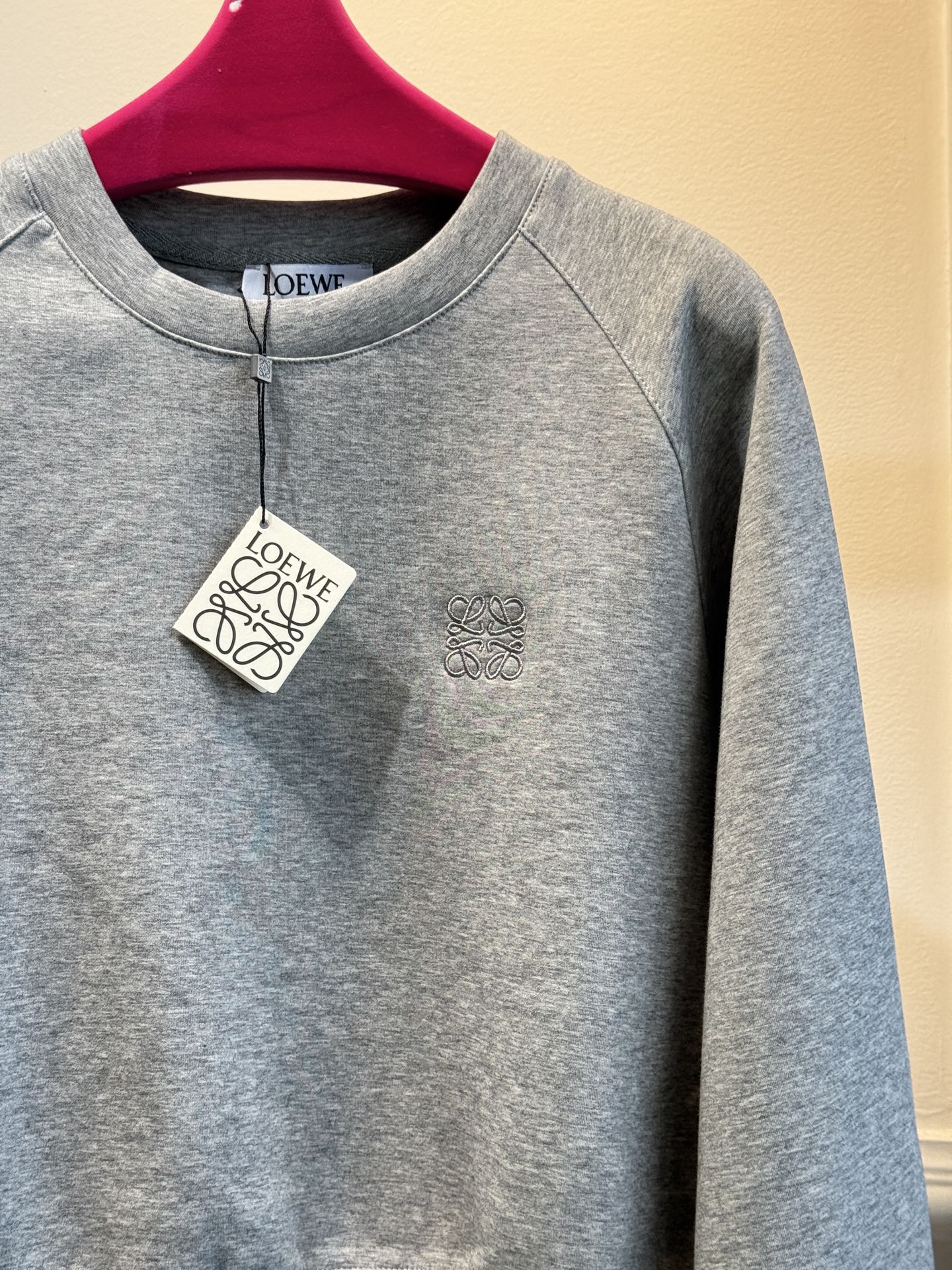  loe太空棉套装 时髦好穿度爆棚 高级定制专属太空棉面料 轻薄舒适的棉+聚脂纤维面料 太能营造春夏的氛