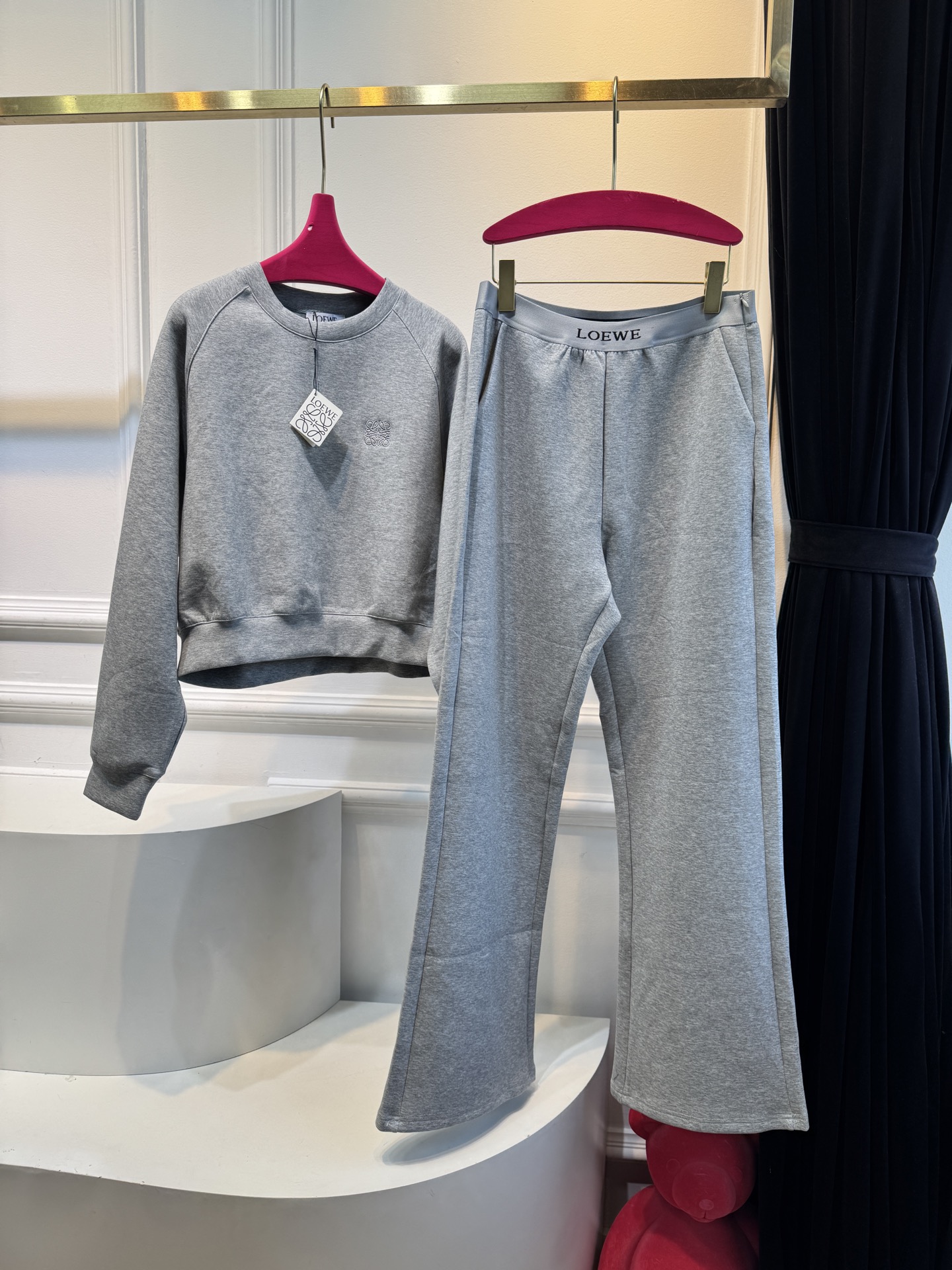  loe太空棉套装 时髦好穿度爆棚 高级定制专属太空棉面料 轻薄舒适的棉+聚脂纤维面料 太能营造春夏的氛