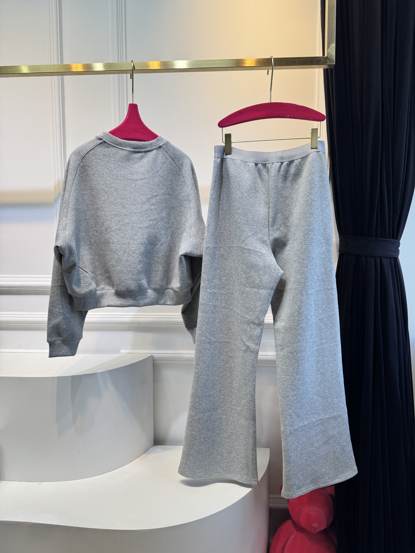  loe太空棉套装 时髦好穿度爆棚 高级定制专属太空棉面料 轻薄舒适的棉+聚脂纤维面料 太能营造春夏的氛