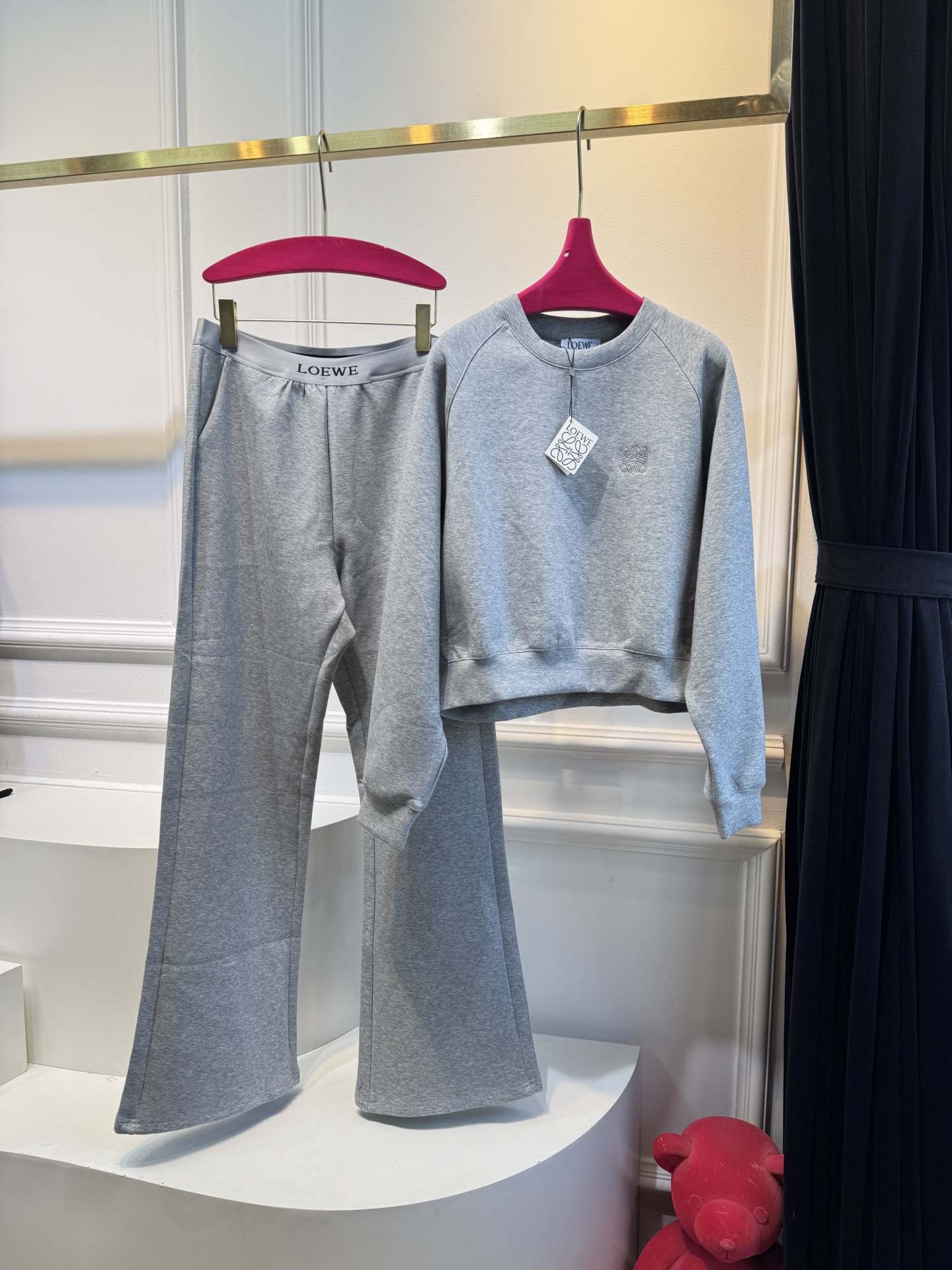  loe太空棉套装 时髦好穿度爆棚 高级定制专属太空棉面料 轻薄舒适的棉+聚脂纤维面料 太能营造春夏的氛