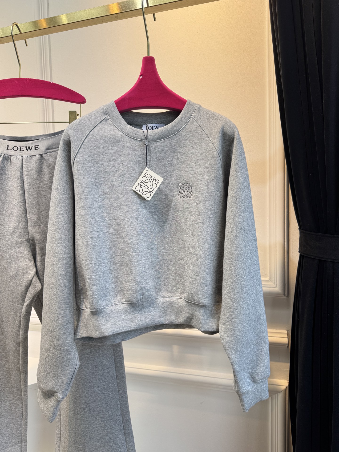  loe太空棉套装 时髦好穿度爆棚 高级定制专属太空棉面料 轻薄舒适的棉+聚脂纤维面料 太能营造春夏的氛