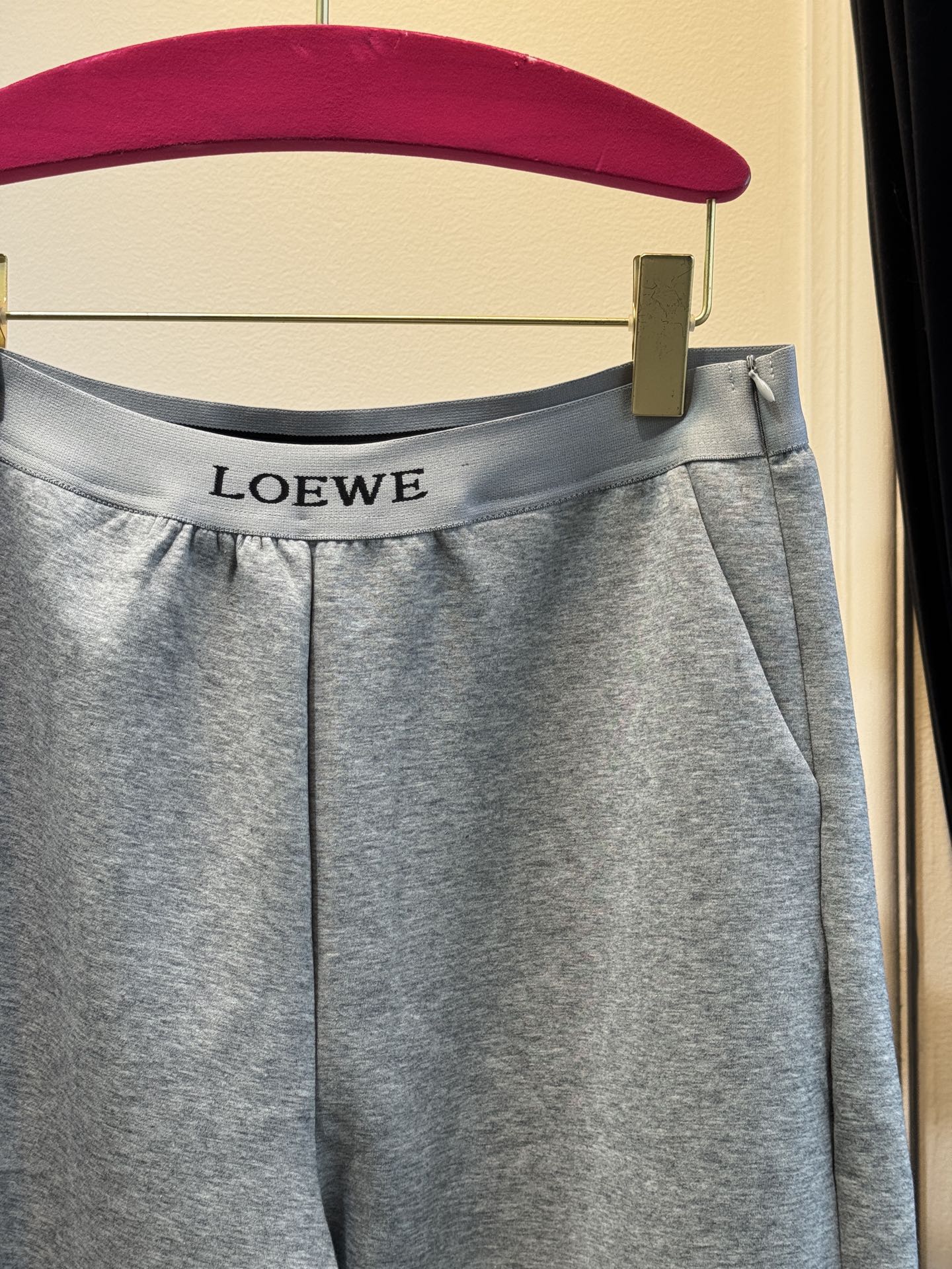  loe太空棉套装 时髦好穿度爆棚 高级定制专属太空棉面料 轻薄舒适的棉+聚脂纤维面料 太能营造春夏的氛