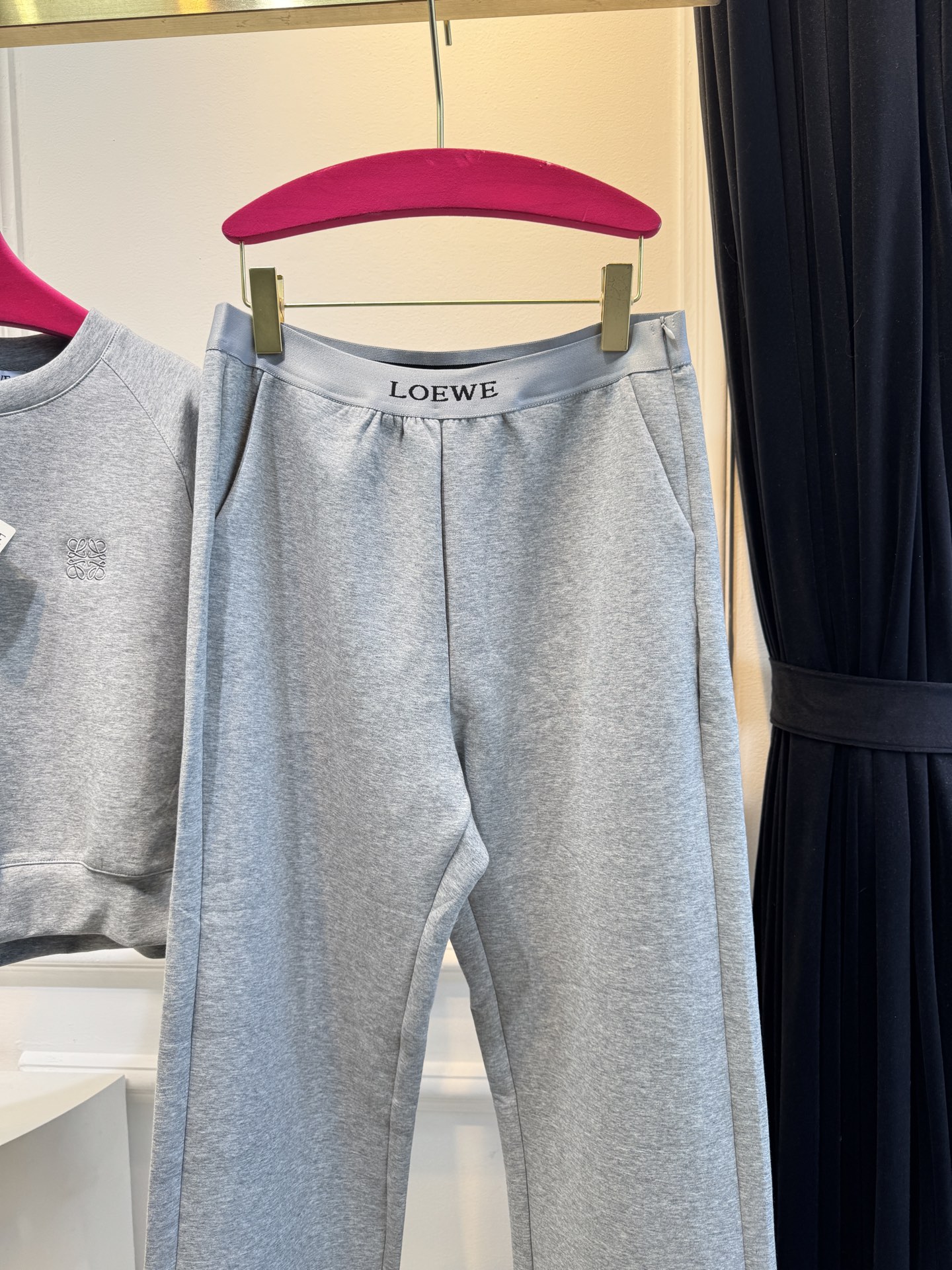  loe太空棉套装 时髦好穿度爆棚 高级定制专属太空棉面料 轻薄舒适的棉+聚脂纤维面料 太能营造春夏的氛