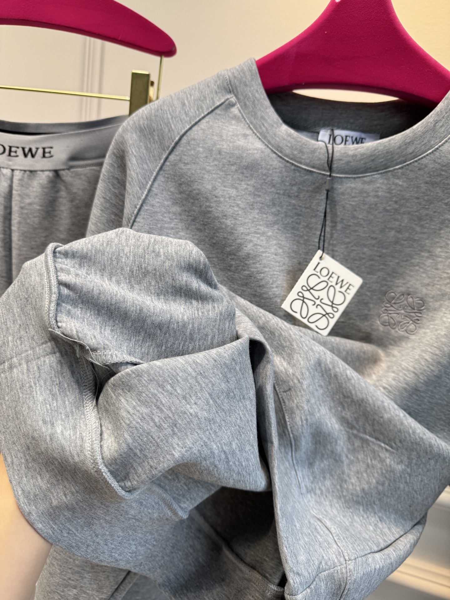  loe太空棉套装 时髦好穿度爆棚 高级定制专属太空棉面料 轻薄舒适的棉+聚脂纤维面料 太能营造春夏的氛