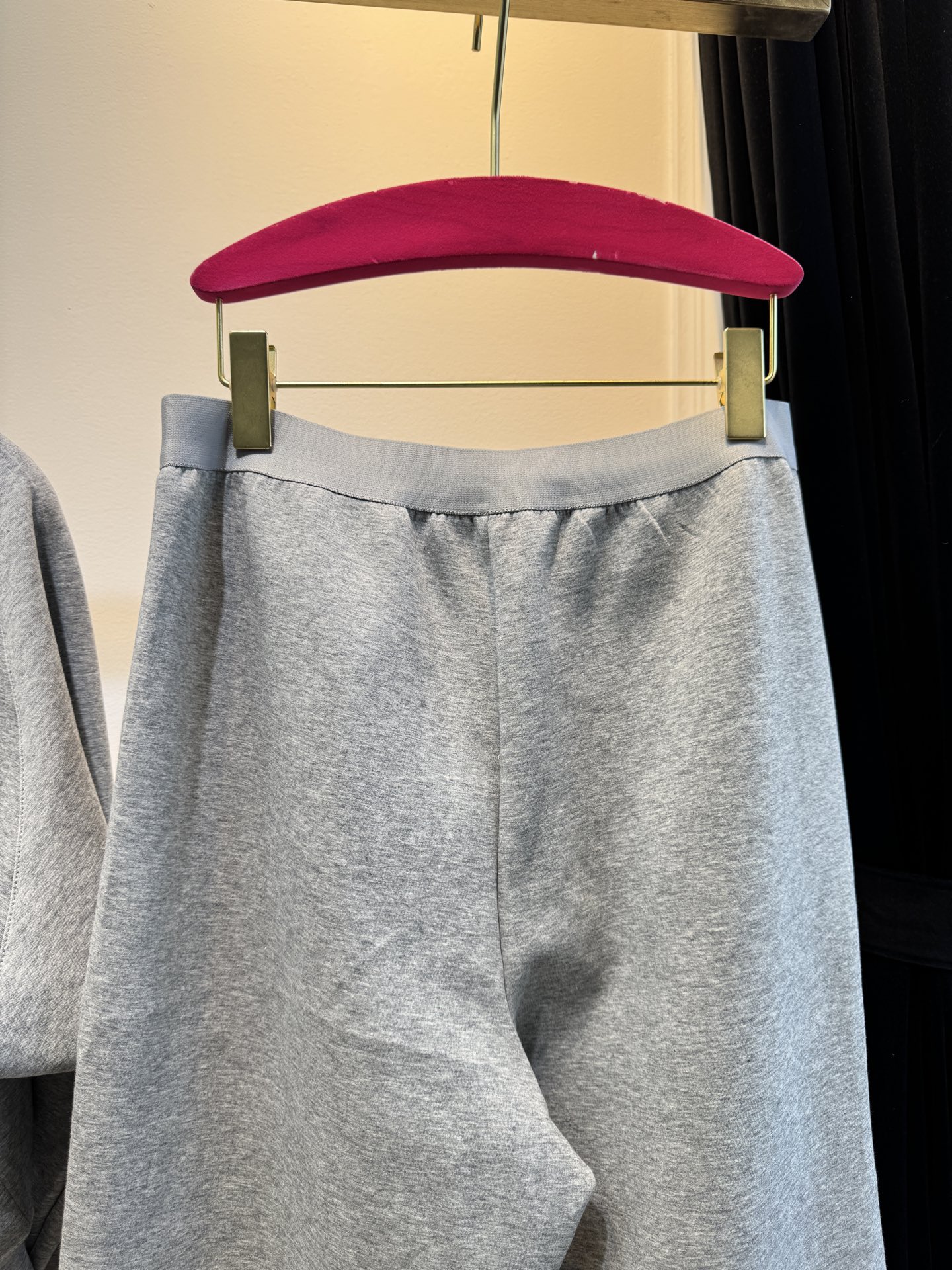  loe太空棉套装 时髦好穿度爆棚 高级定制专属太空棉面料 轻薄舒适的棉+聚脂纤维面料 太能营造春夏的氛