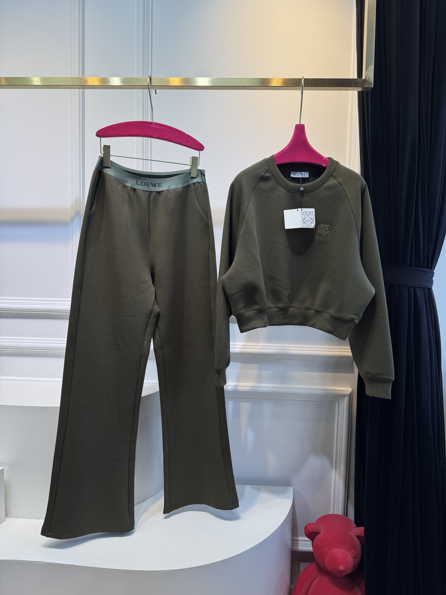  loe太空棉套装 时髦好穿度爆棚 高级定制专属太空棉面料 轻薄舒适的棉+聚脂纤维面料 太能营造春夏的氛