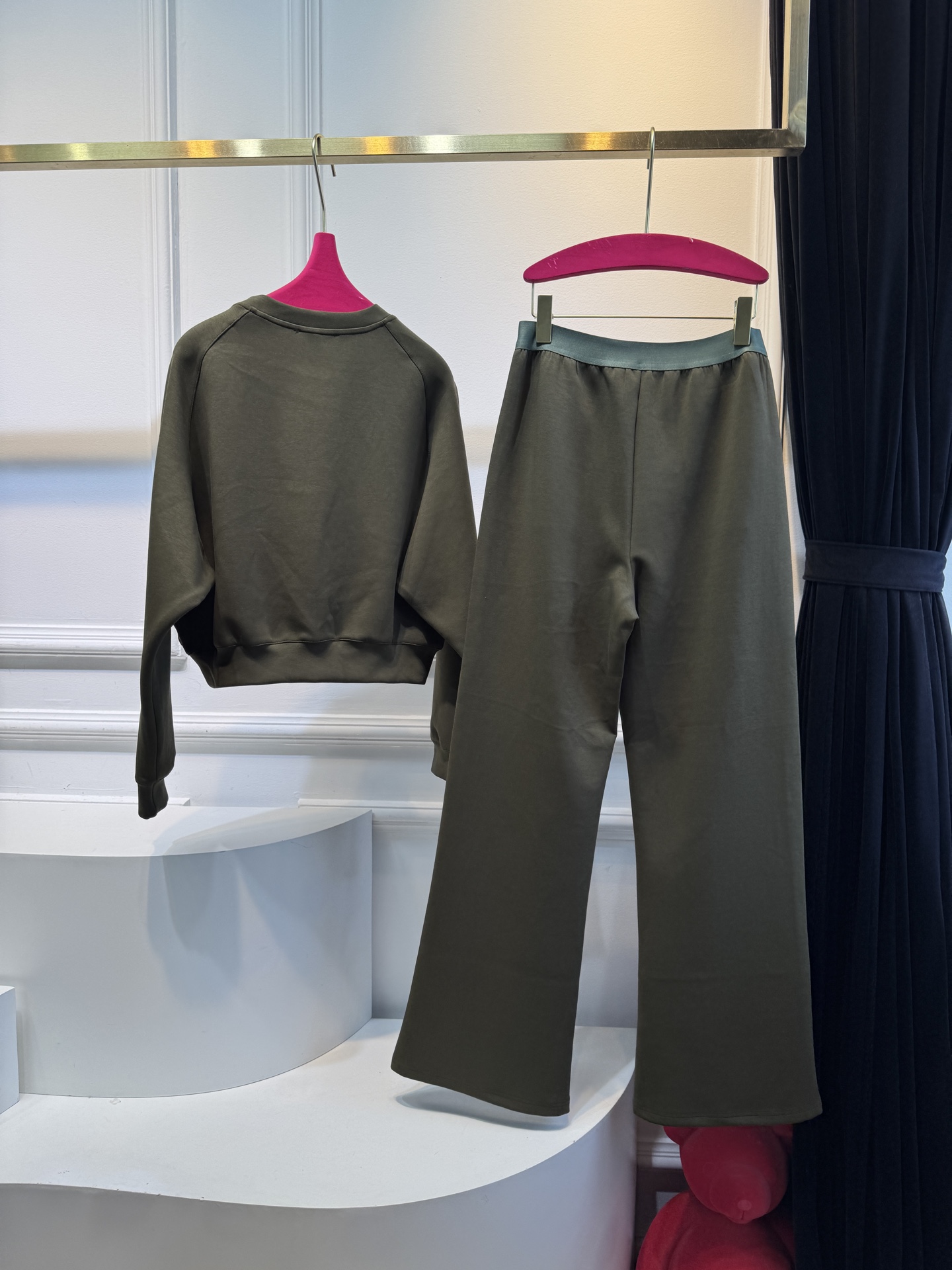  loe太空棉套装 时髦好穿度爆棚 高级定制专属太空棉面料 轻薄舒适的棉+聚脂纤维面料 太能营造春夏的氛