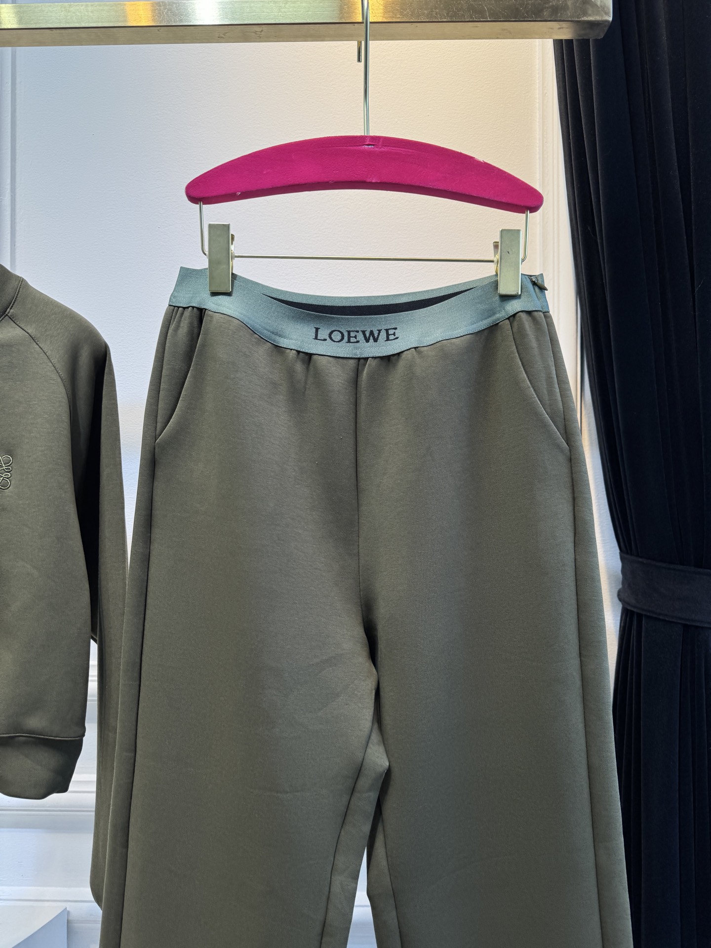  loe太空棉套装 时髦好穿度爆棚 高级定制专属太空棉面料 轻薄舒适的棉+聚脂纤维面料 太能营造春夏的氛