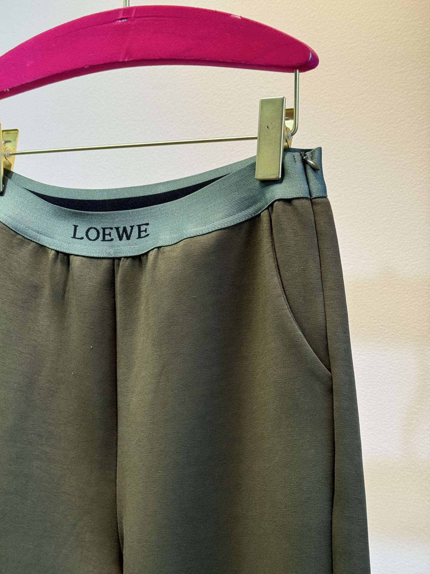  loe太空棉套装 时髦好穿度爆棚 高级定制专属太空棉面料 轻薄舒适的棉+聚脂纤维面料 太能营造春夏的氛