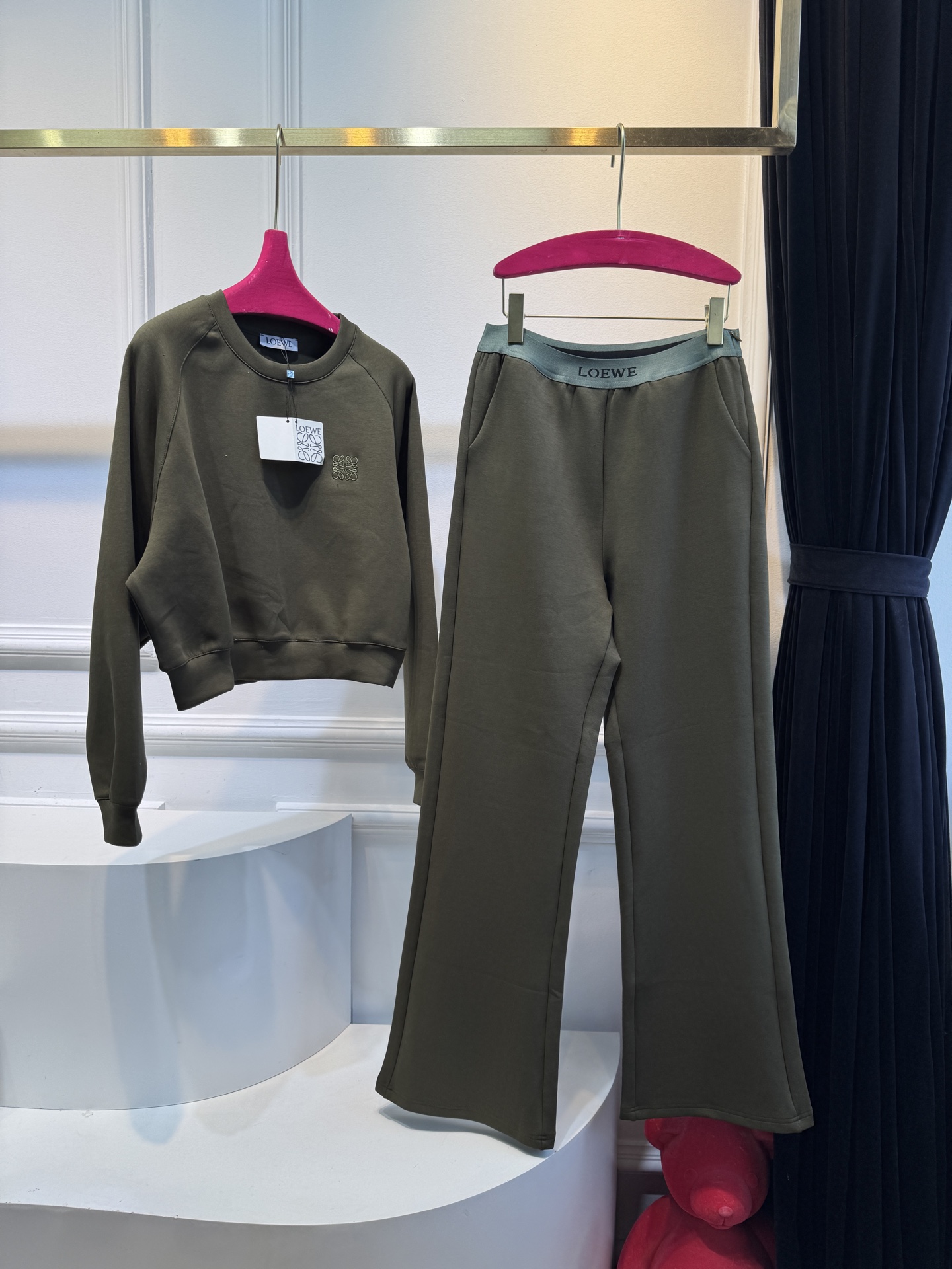  loe太空棉套装 时髦好穿度爆棚 高级定制专属太空棉面料 轻薄舒适的棉+聚脂纤维面料 太能营造春夏的氛