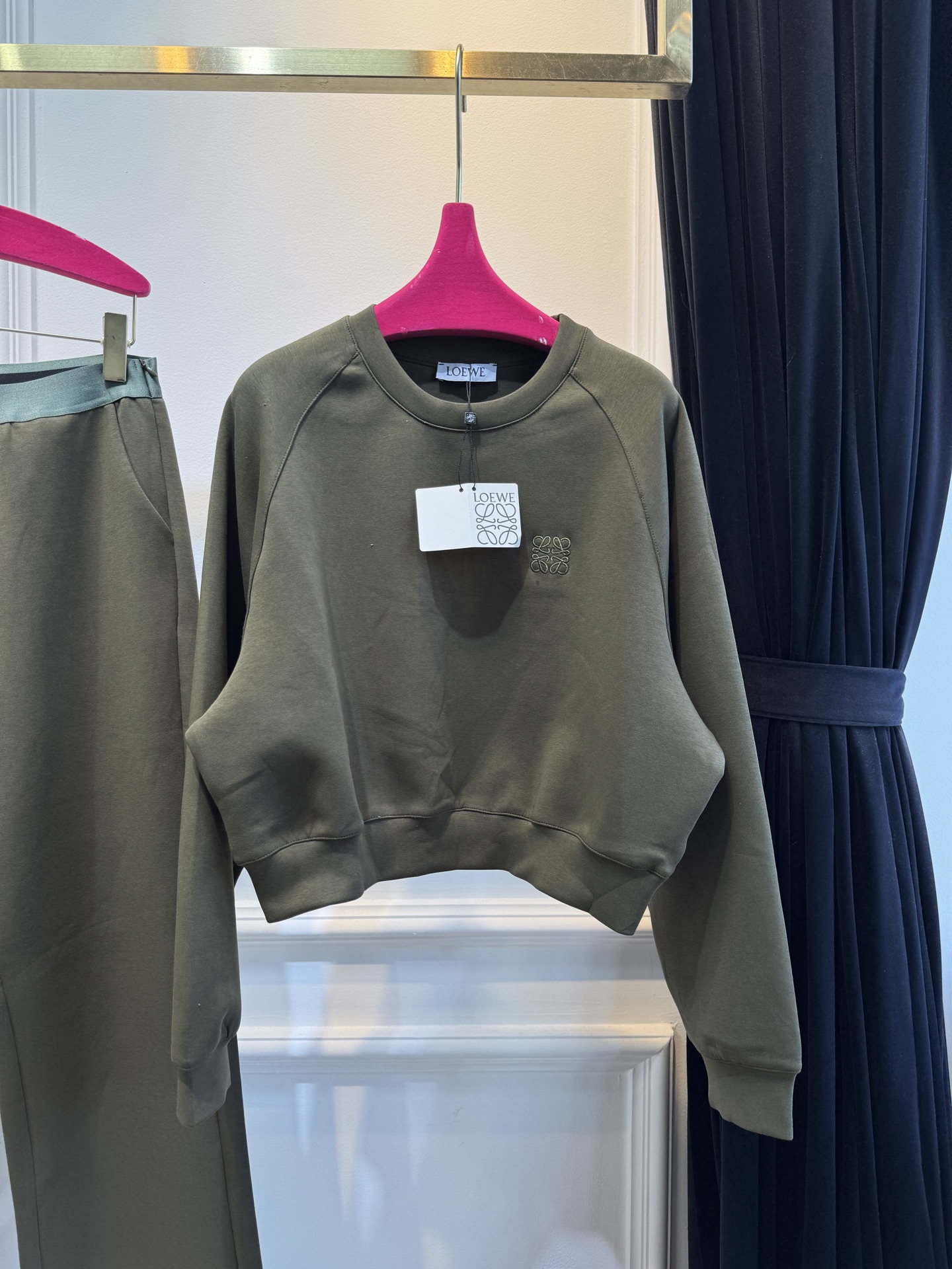  loe太空棉套装 时髦好穿度爆棚 高级定制专属太空棉面料 轻薄舒适的棉+聚脂纤维面料 太能营造春夏的氛