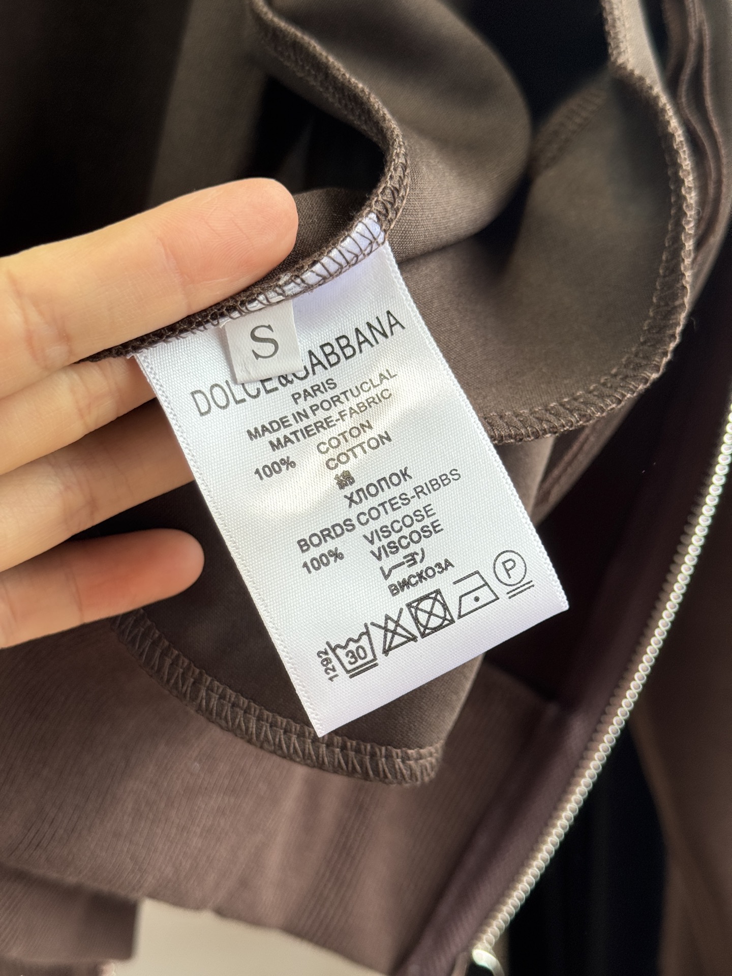 D&G 25秋冬新款 休闲运动套装背心➕外套➕休闲裤3件套，穿着舒适，适合各种身材

面料通常选用软糯太