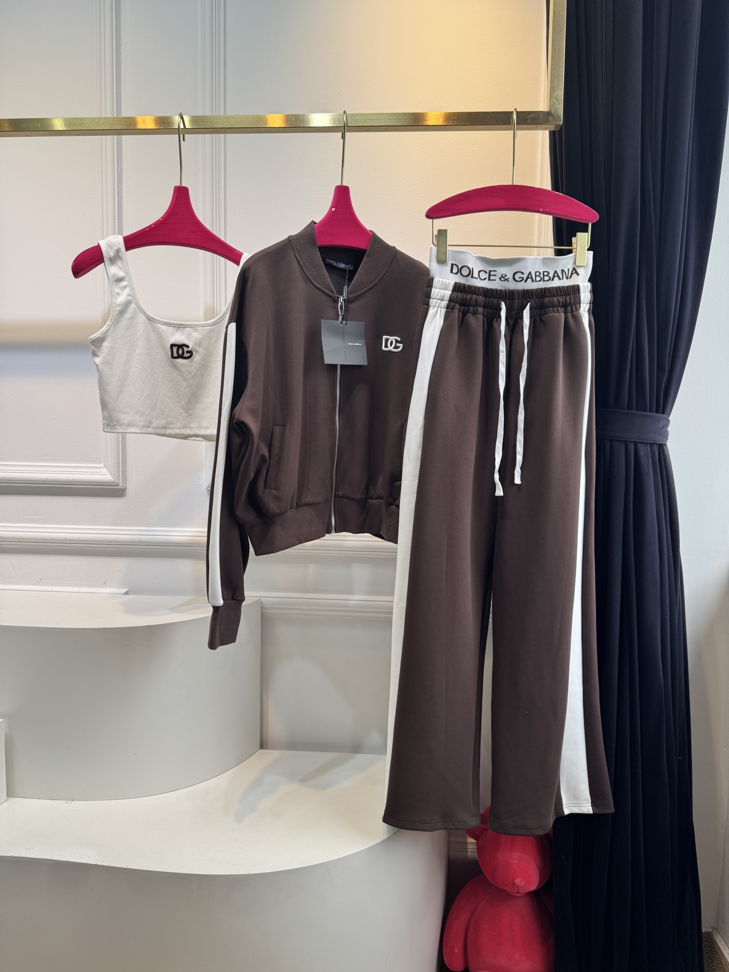 D&G 25秋冬新款 休闲运动套装背心➕外套➕休闲裤3件套，穿着舒适，适合各种身材

面料通常选用软糯太