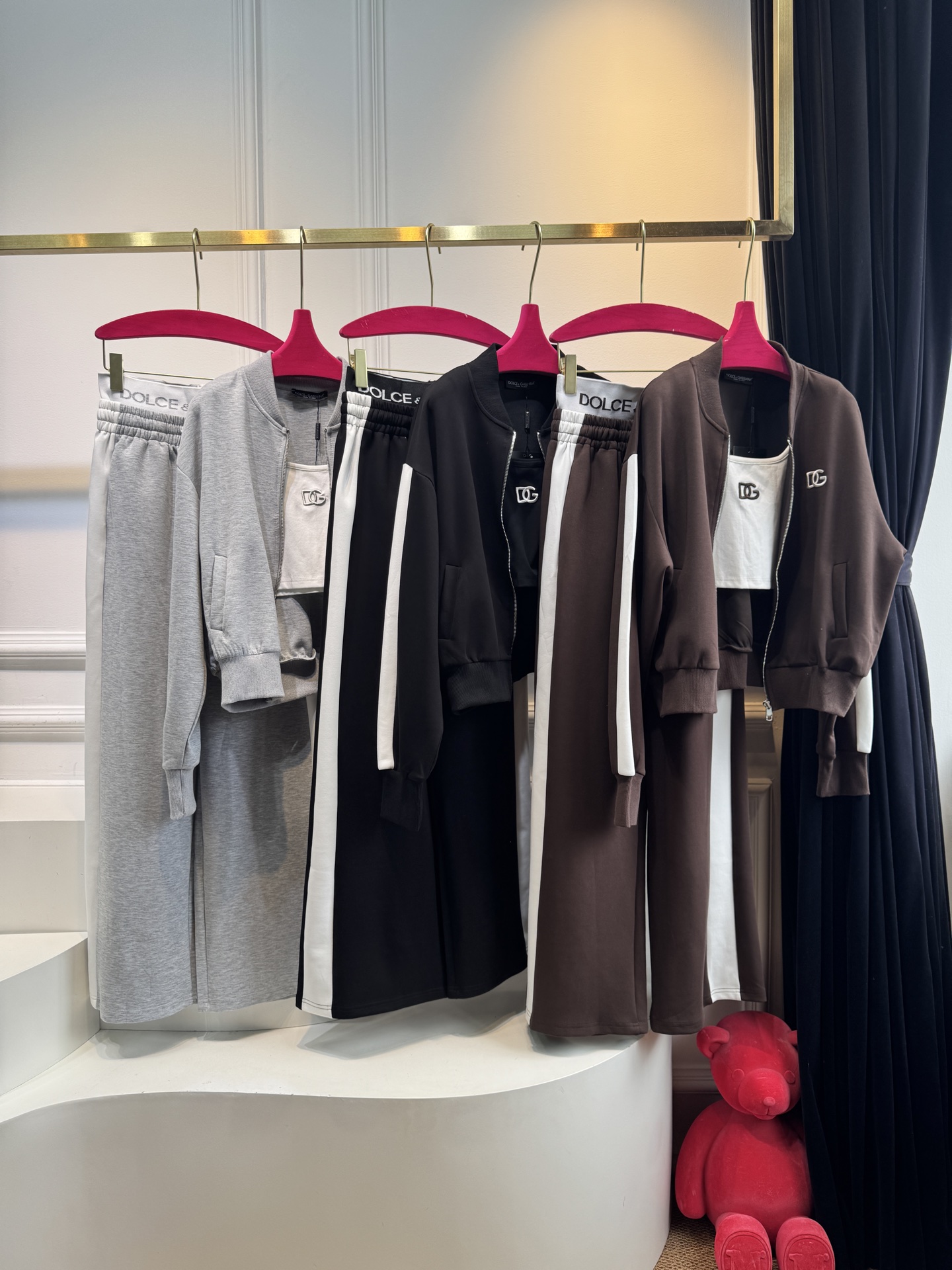 D&G 25秋冬新款 休闲运动套装背心➕外套➕休闲裤3件套，穿着舒适，适合各种身材

面料通常选用软糯太