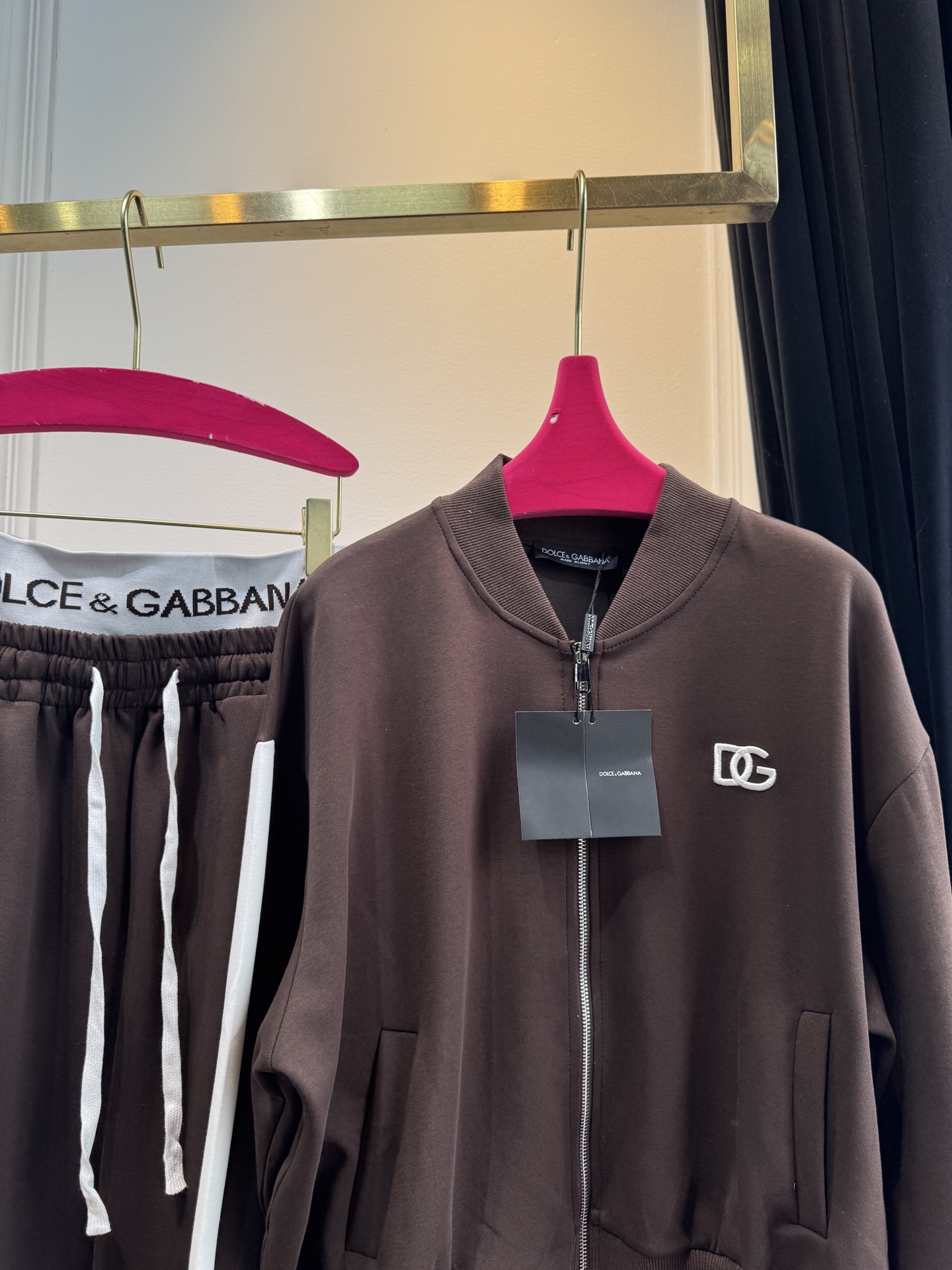 D&G 25秋冬新款 休闲运动套装背心➕外套➕休闲裤3件套，穿着舒适，适合各种身材

面料通常选用软糯太