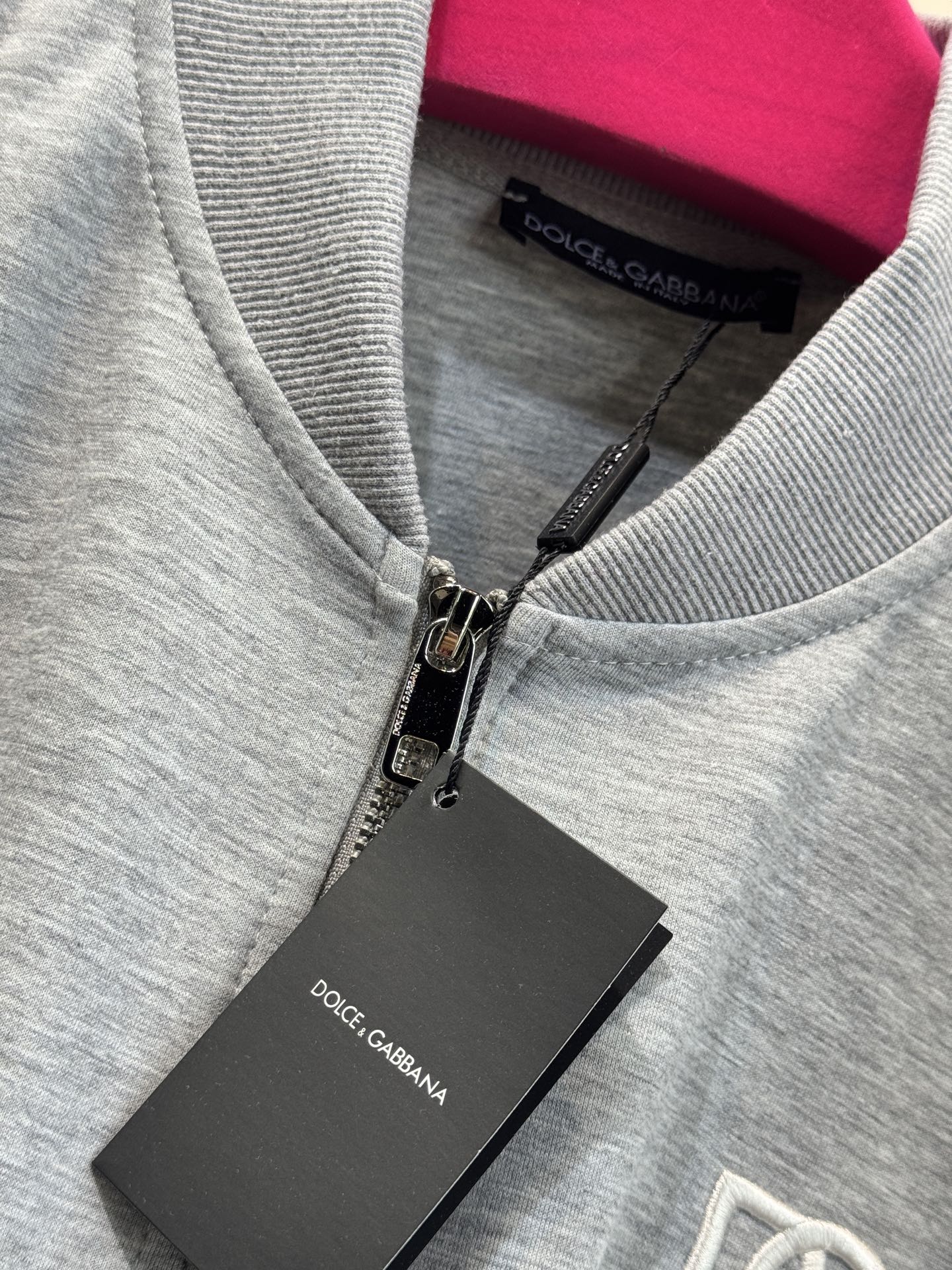 D&G 25秋冬新款 休闲运动套装背心➕外套➕休闲裤3件套，穿着舒适，适合各种身材

面料通常选用软糯太