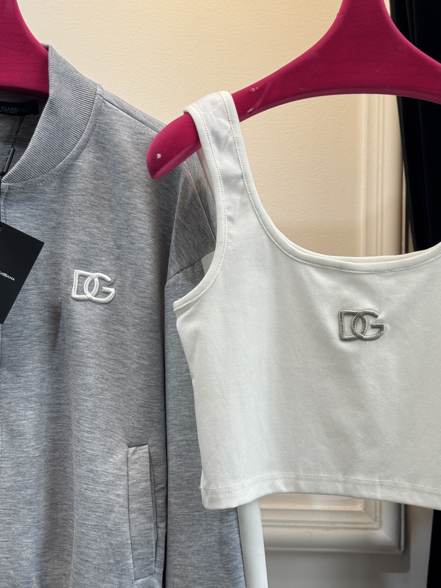 D&G 25秋冬新款 休闲运动套装背心➕外套➕休闲裤3件套，穿着舒适，适合各种身材

面料通常选用软糯太